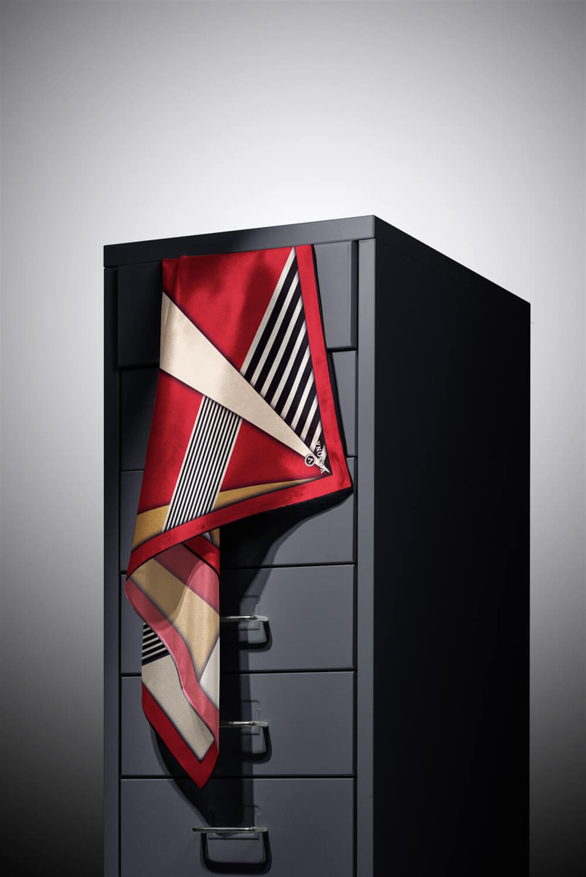 %100 Twill İpek Çizgili ve Geometrik Desenli Bordo - Vizon Renkli 90x90 Eşarp Dikim Şekli : El Dikişi