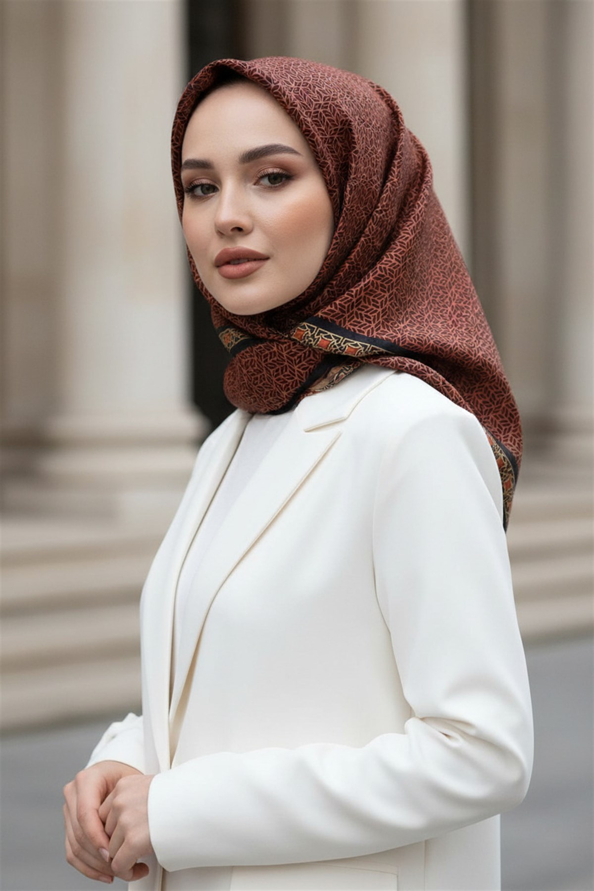 % 57 İPEK % 43 VİSKON Twill İpek Geometrik Desenli Taba - Siyah Renkli 90x90 Eşarp Dikim Şekli : El Dikişi
