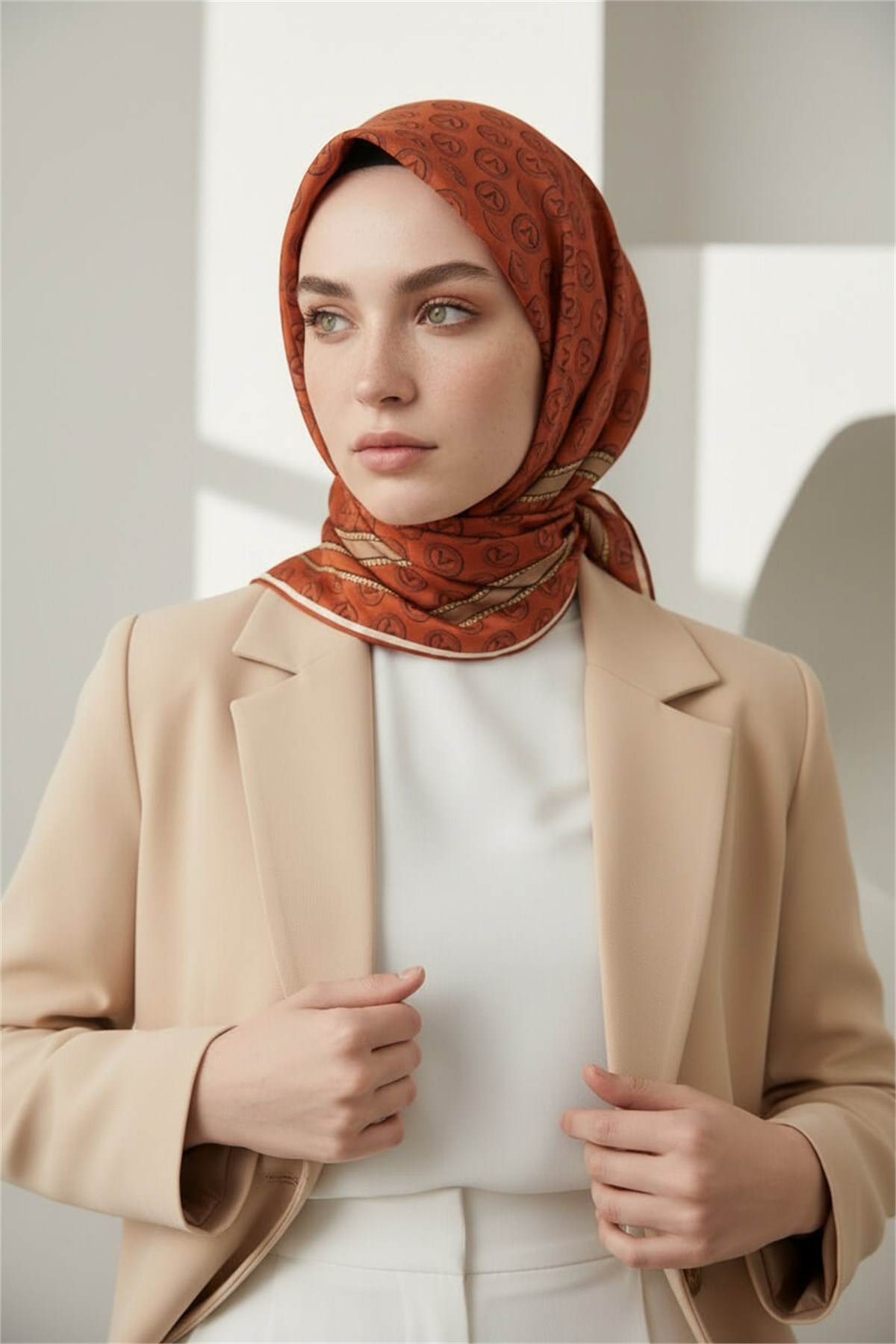 %100 Twill İpek Monogram Desenli Taba - Bej Renkli 90x90 Eşarp Dikim Şekli : El Dikişi