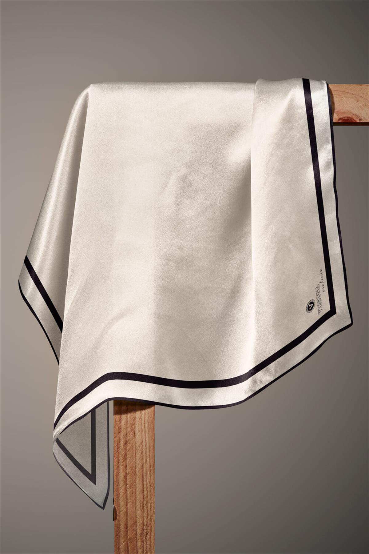 100% Twill İpek Düz Renk Bordür Desenli Krem - Siyah Renkli Daha Tok Exclusive Serisi 90x90 Dikim Şekli : El Dikişi Eşarp