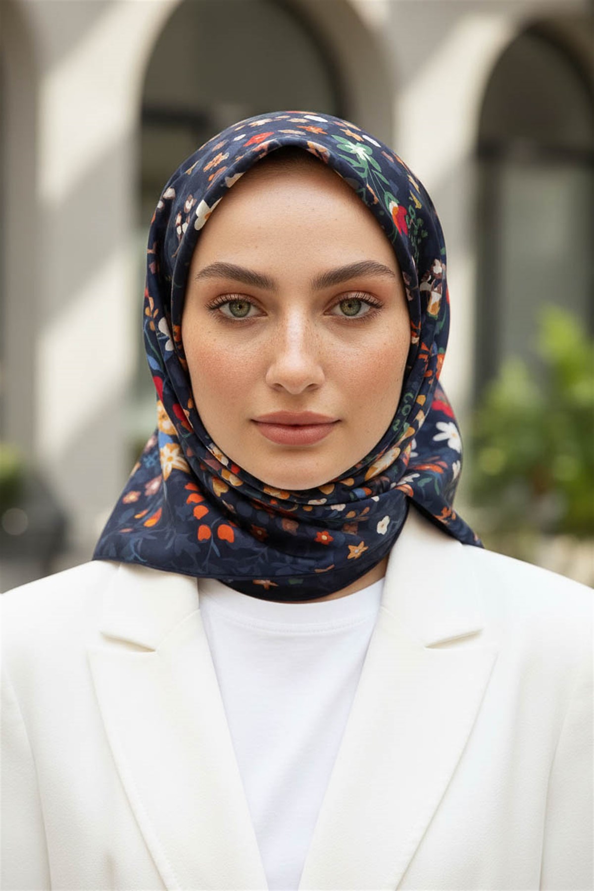 %100 Twill İpek Çıtır Çiçek Desenli Lacivert - Kırmızı Renkli 90x90 Eşarp Dikim Şekli : El Dikişi