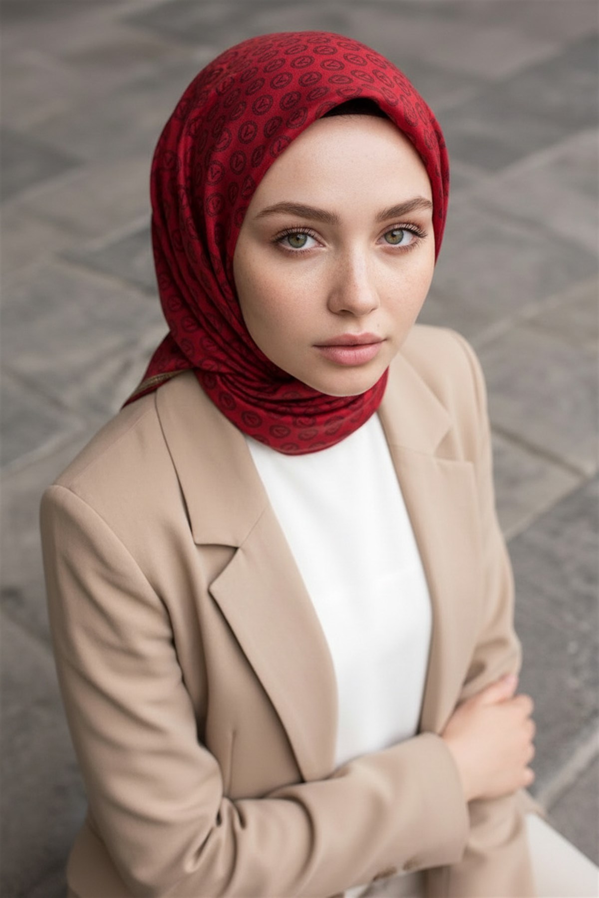 % 57 İPEK % 43 VİSKON Twill İpek Monogram Desenli Kırmızı Renkli 90x90 Eşarp Dikim Şekli : El Dikişi