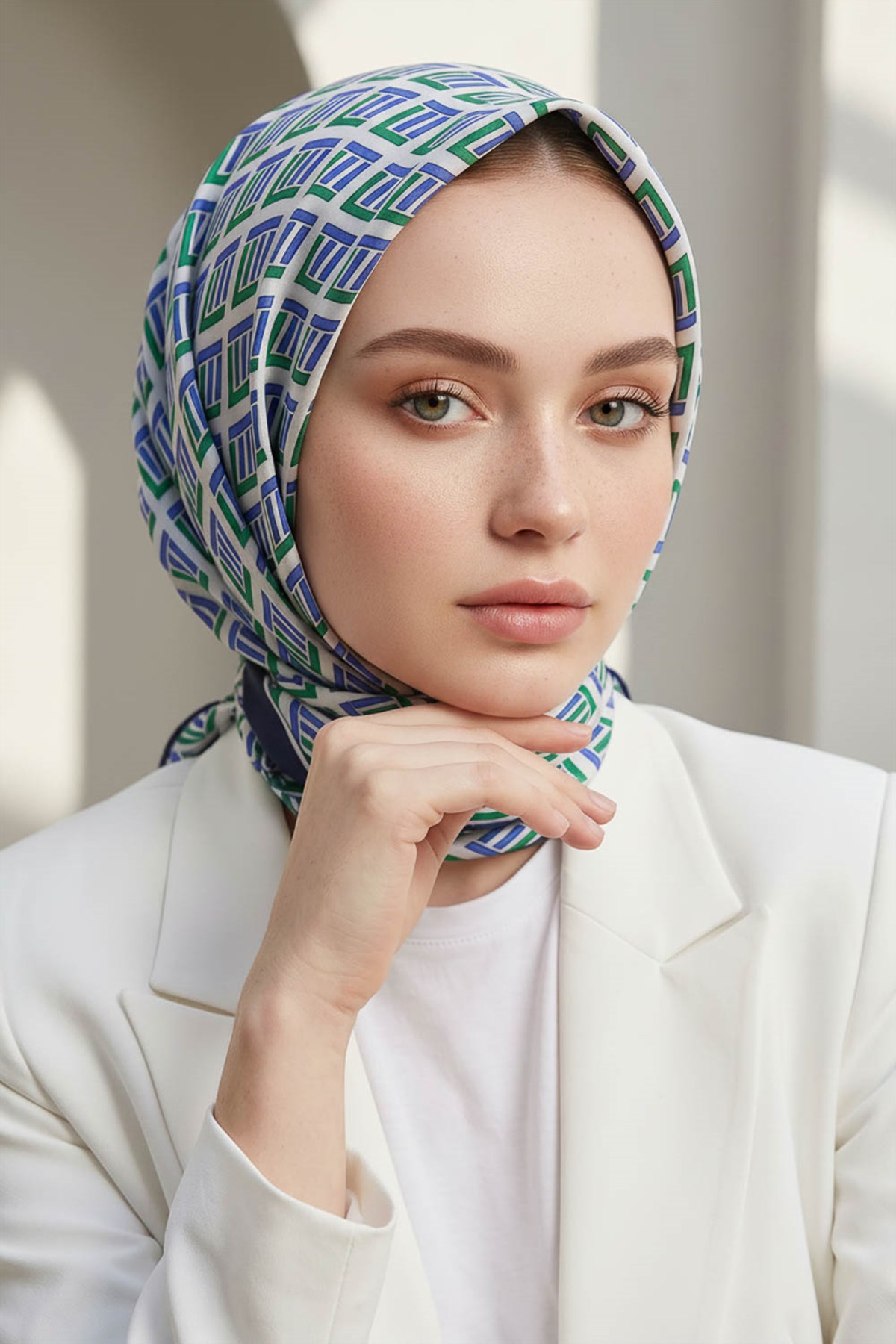 %100 Twill İpek Geometrik Desenli Saks - Zümrüt Yeşili Renkli 90x90 Eşarp Dikim Şekli : El Dikişi