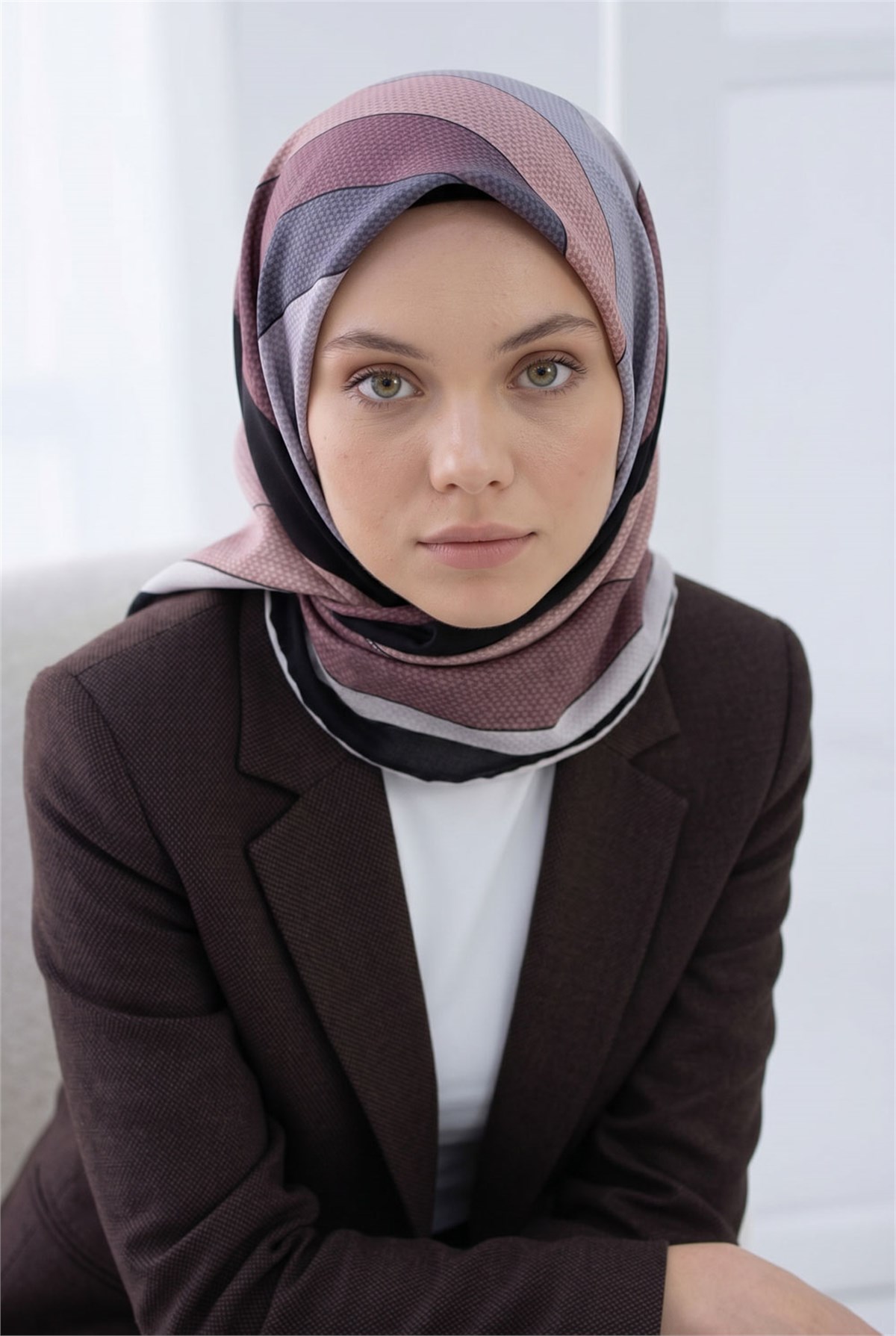 %100 Twill İpek Eşarp 90x90 Siyah Krem Çizgili Geometrik Desenli El Dikişli Kadın Eşarp