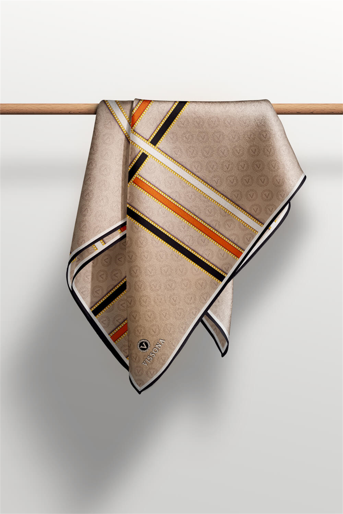 %100 Twill İpek Gold Şeritli Monogram Desenli Bej - Taba Renkli 90x90 Eşarp Dikim Şekli : El Dikişi