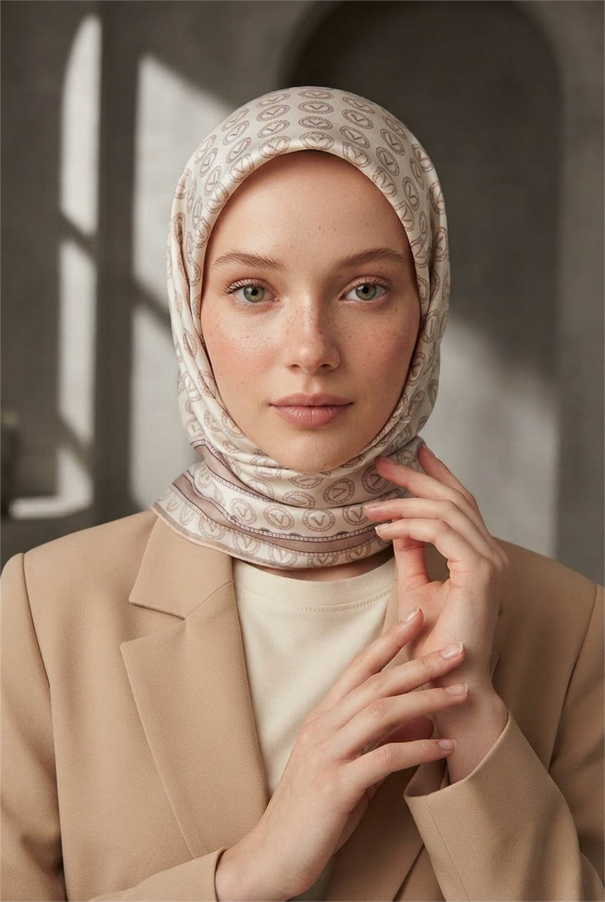 %100 Twill İpek Monogram Desenli Krem - Somon Renkli 90x90 Eşarp Dikim Şekli : El Dikişi