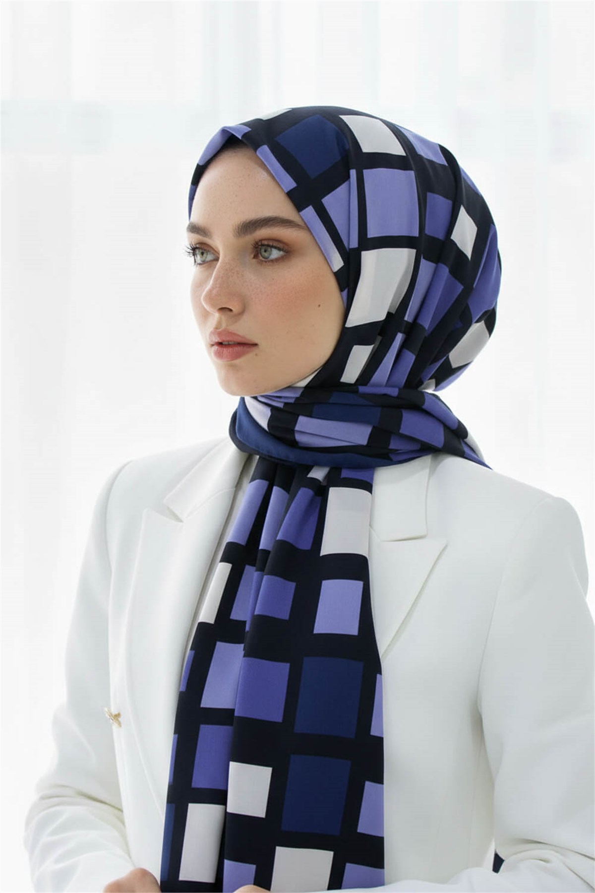 KREP KARE DESENLİ İNDİGO RENKLİ 75X195 KIRIŞMAZ ŞAL