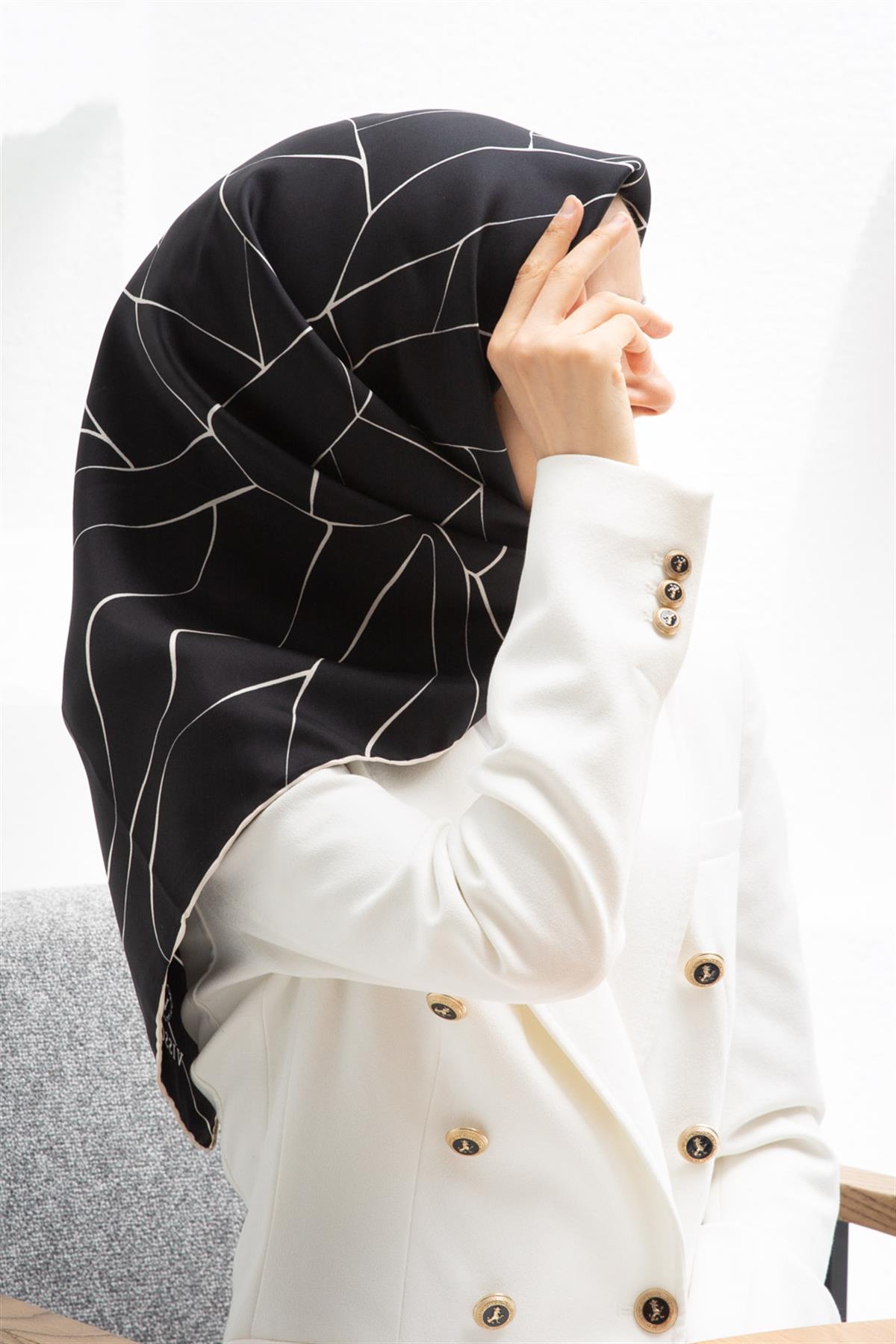 %100 Twill İpek Çizgi Desenli Siyah Krem Renkli 90x90 Eşarp Dikim Şekli : El Dikişi