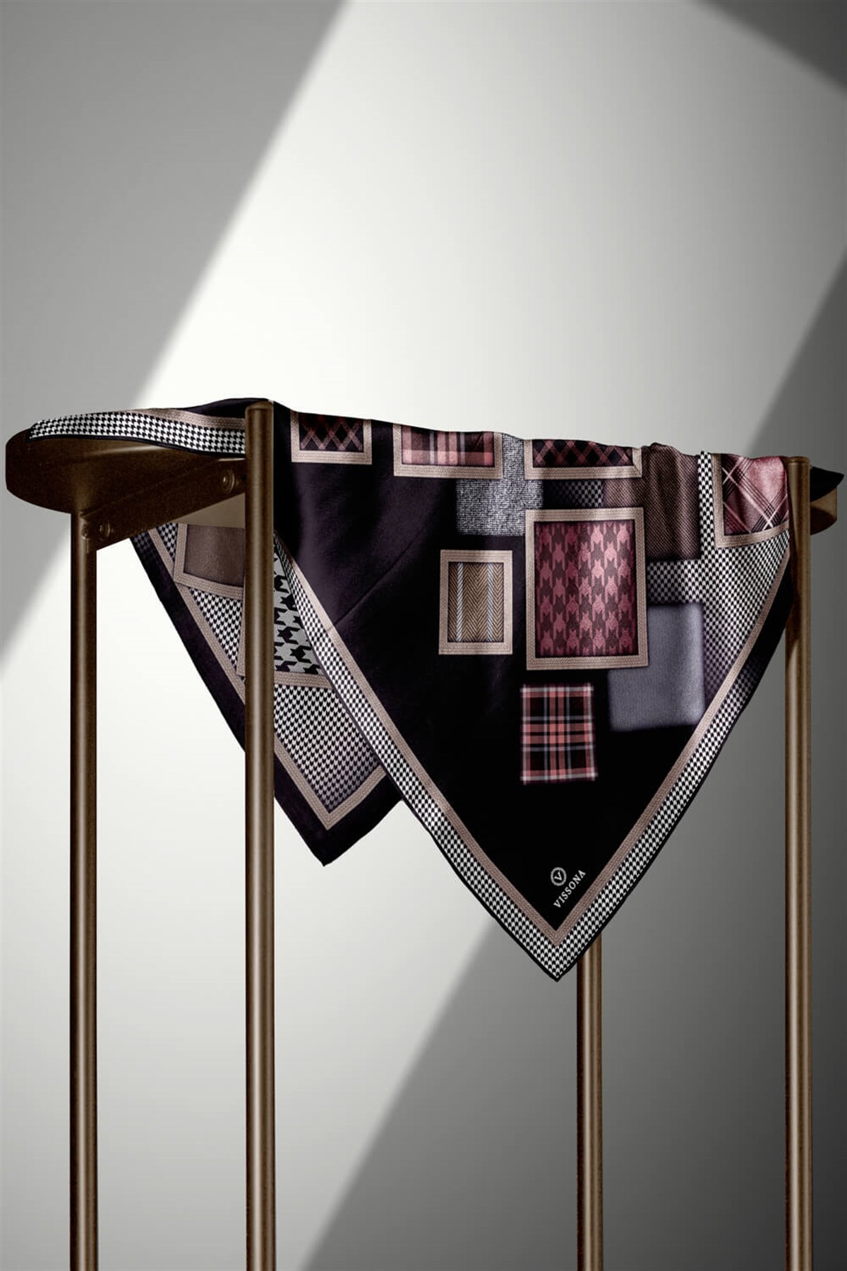 %100 Twill İpek Kazakayaklı Ve Ekose Desenli Siyah - Pudra Renkli 90x90 Eşarp Dikim Şekli : El Dikişi