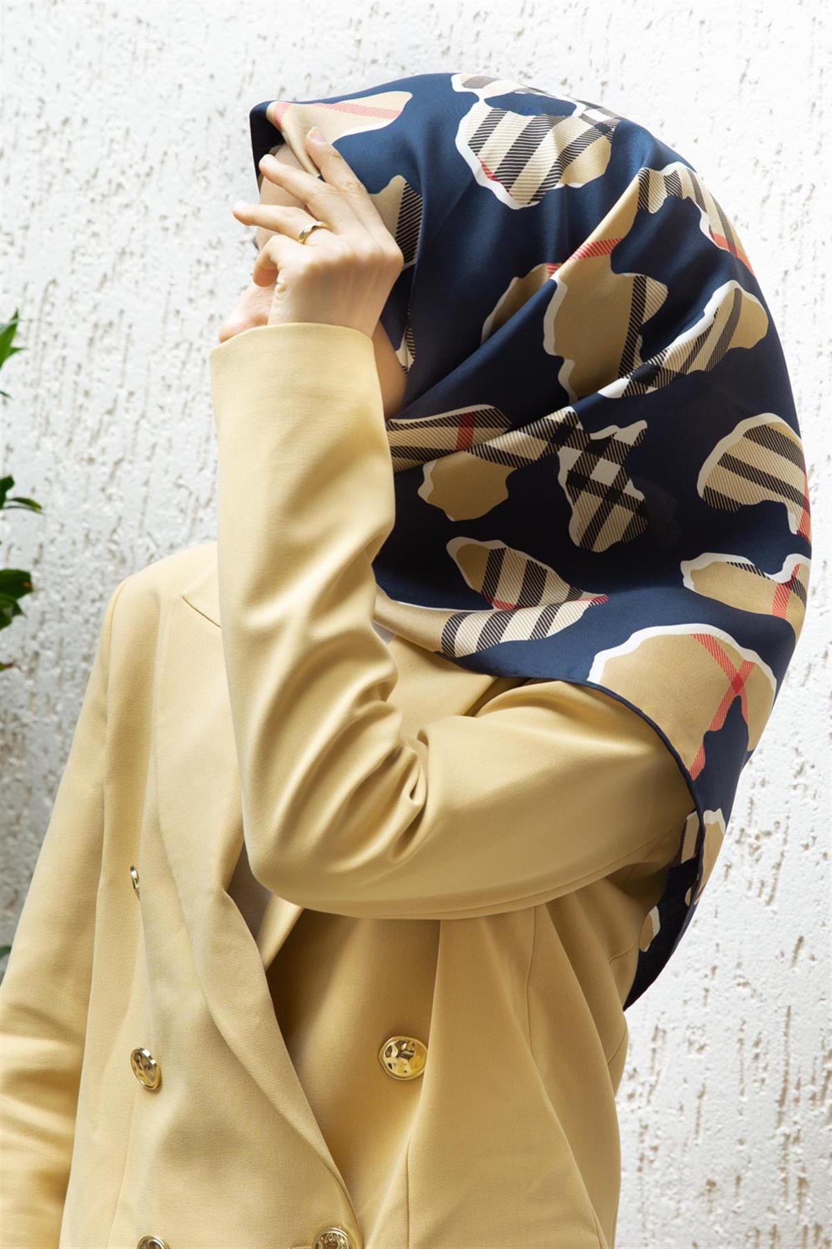 %100 Twill İpek Leopar Desenli Lacivert - Bej Renkli 90x90 Eşarp Dikim Şekli : El Dikişi