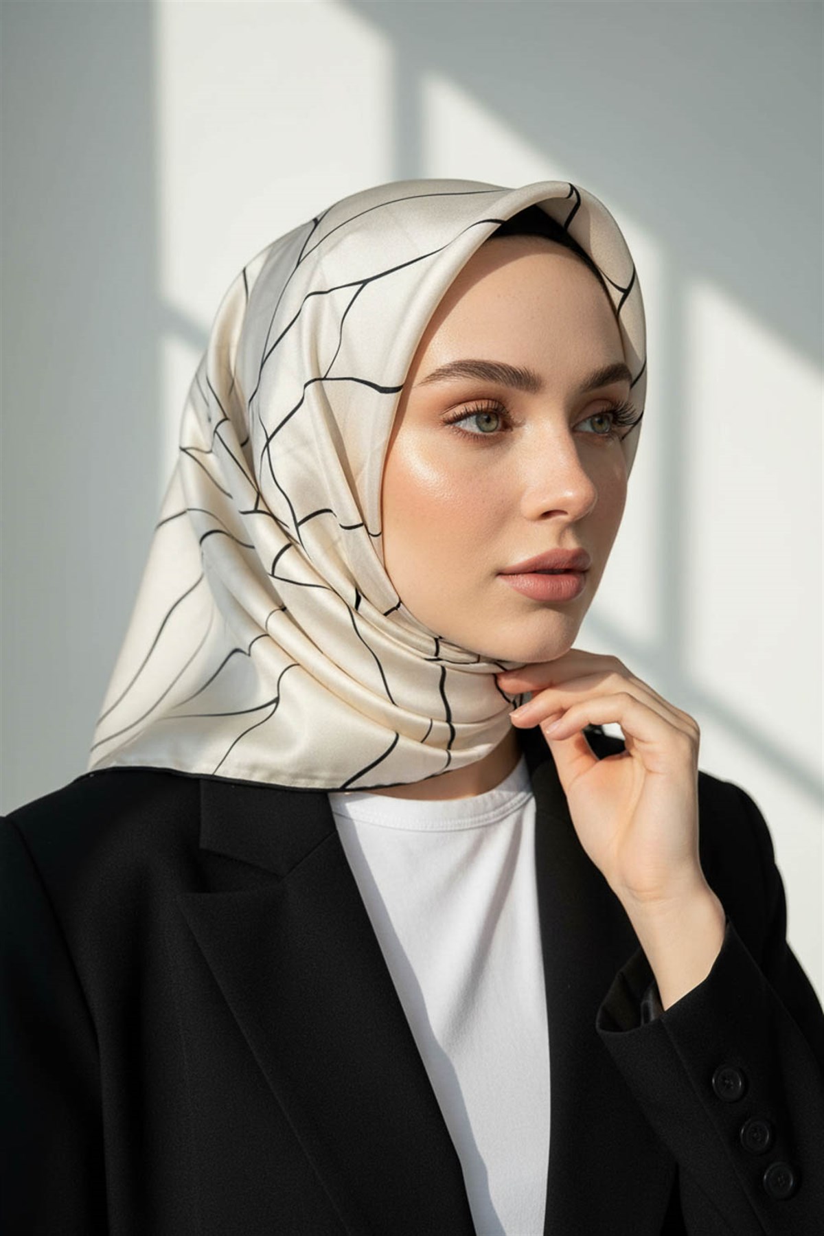 %100 Twill İpek Çizgi Desenli Krem - Siyah Renkli 90x90 Eşarp Dikim Şekli : El Dikişi