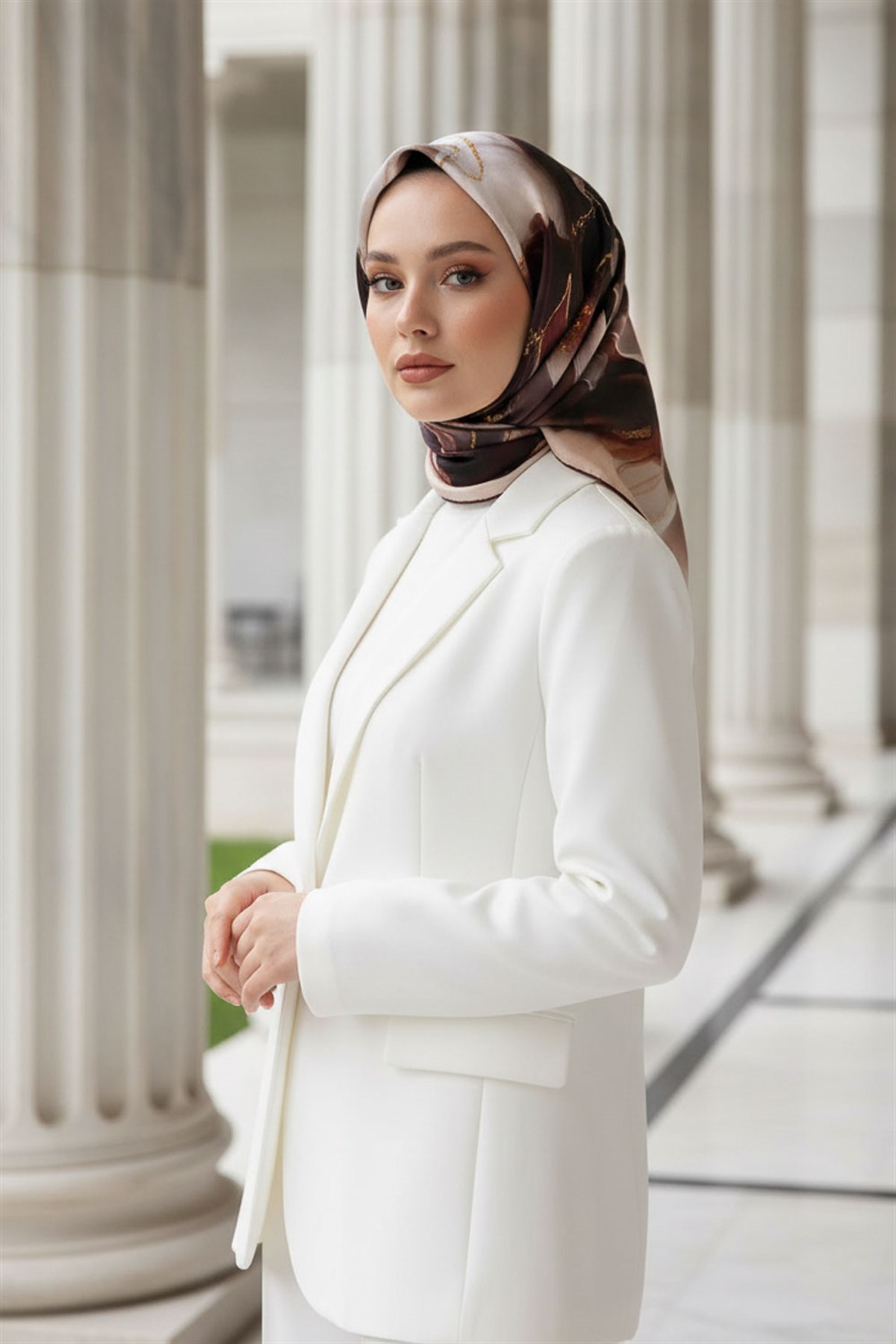 %100 Twill İpek Batik Desenli Mürdüm - Siyah Renkli 90x90 Eşarp Dikim Şekli : El Dikişi