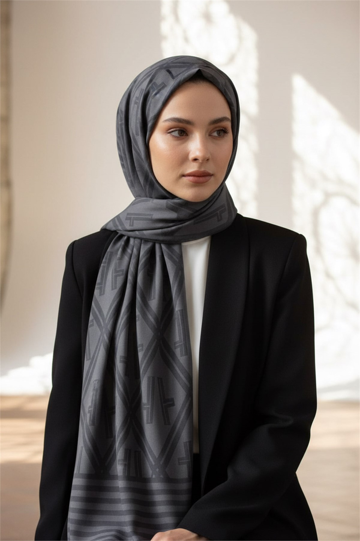 KREP MONOGRAM DESENLİ FÜME RENKLİ 75X195 KIRIŞMAZ ŞAL
