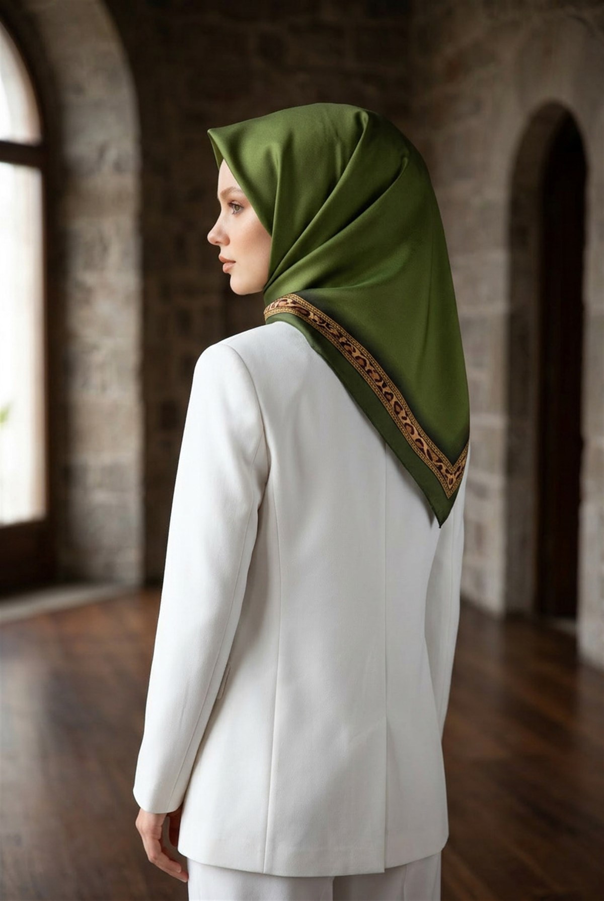 %100 Twill İpek Bordürü Leoparlı Düz Desenli Haki - Gold Renkli 90x90 Eşarp Dikim Şekli : El Dikişi