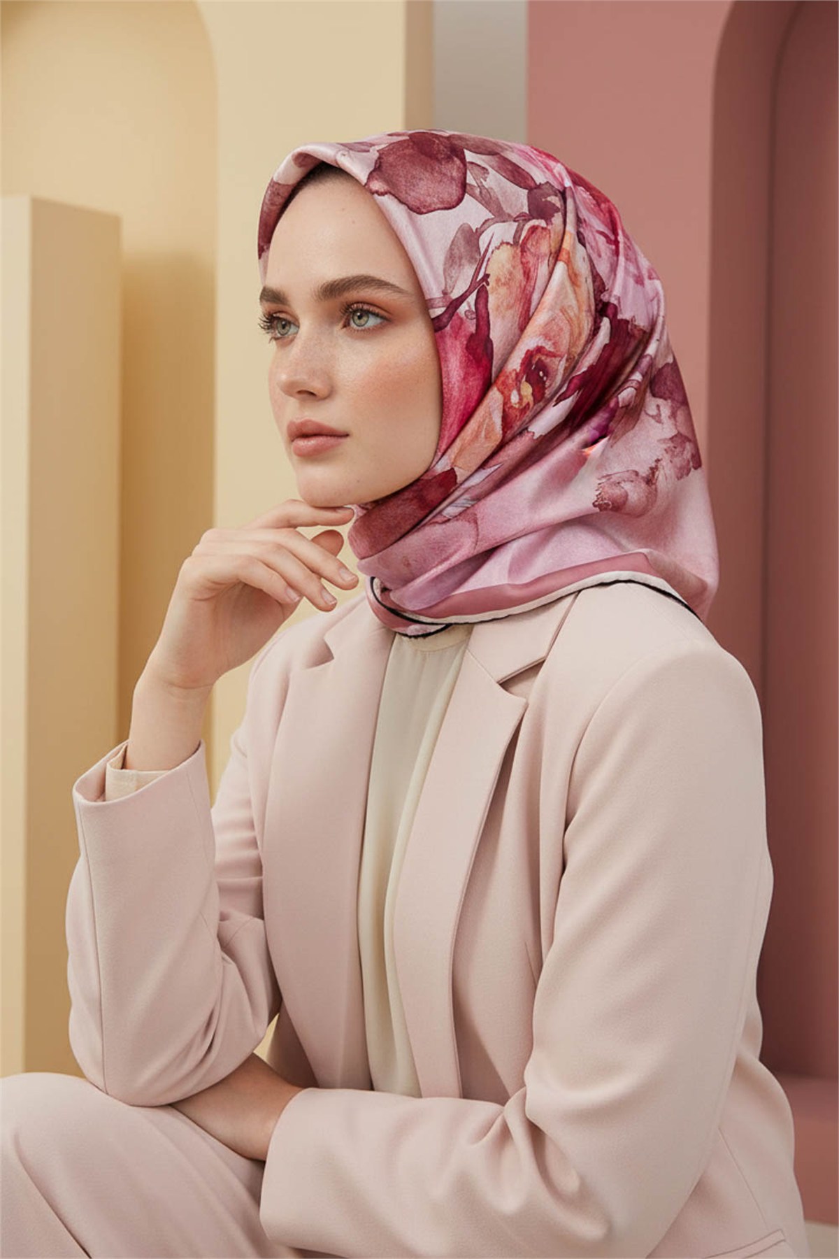 Rayon Çiçek Desenli Gül Kurusu Renkli 90x90 Eşarp (İpek İçermez) Kenar Dikiş Şekli El Dikişli