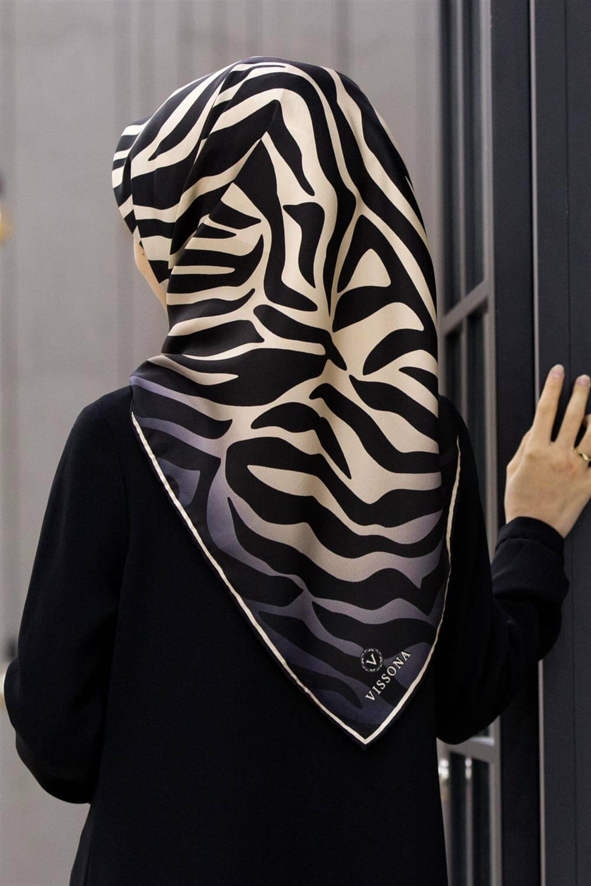 %100 Twill İpek Zebra Desenli Krem - Siyah Renkli 90x90 Eşarp Dikim Şekli : El Dikişi