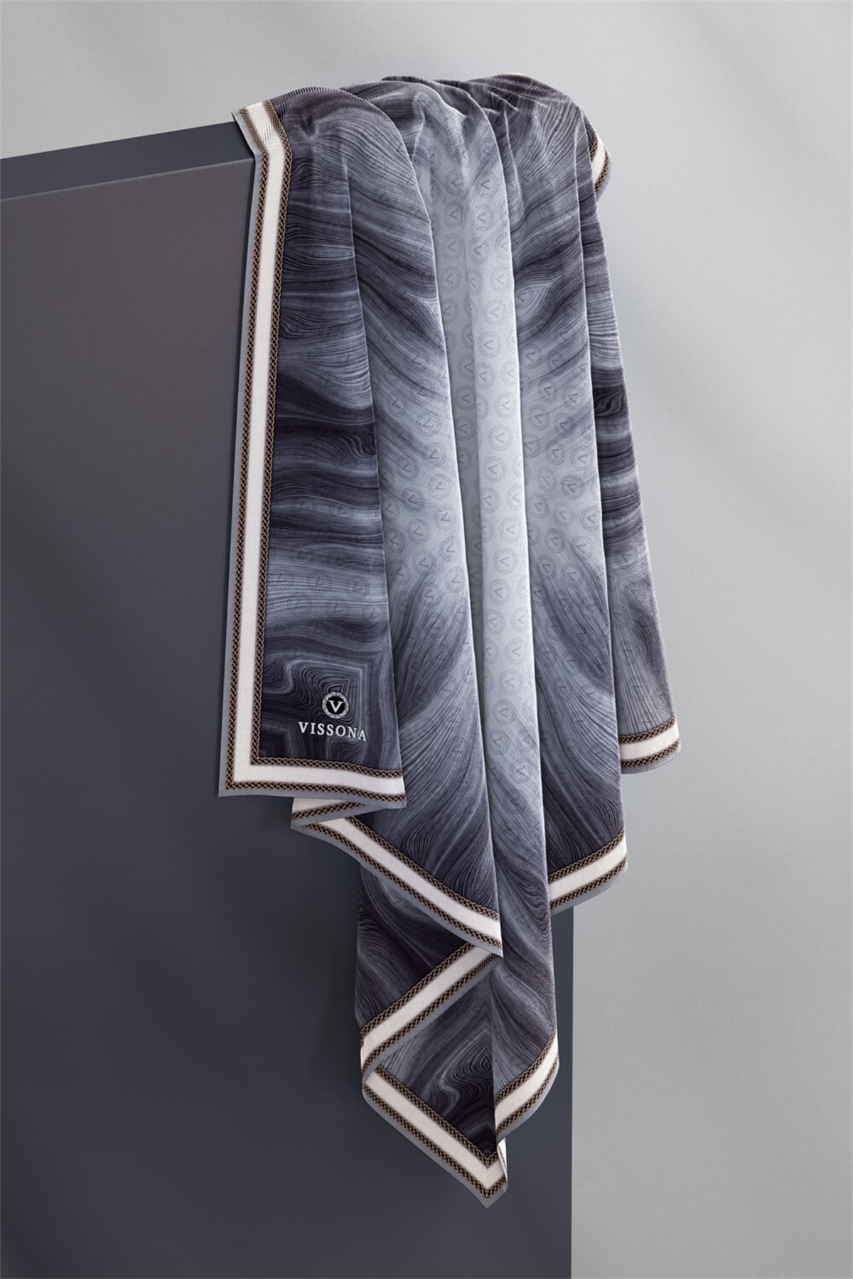 100% Twill İpek Monogram Desenli Gri Renkli 90x90 Dikim Şekli : El Dikişi Eşarp