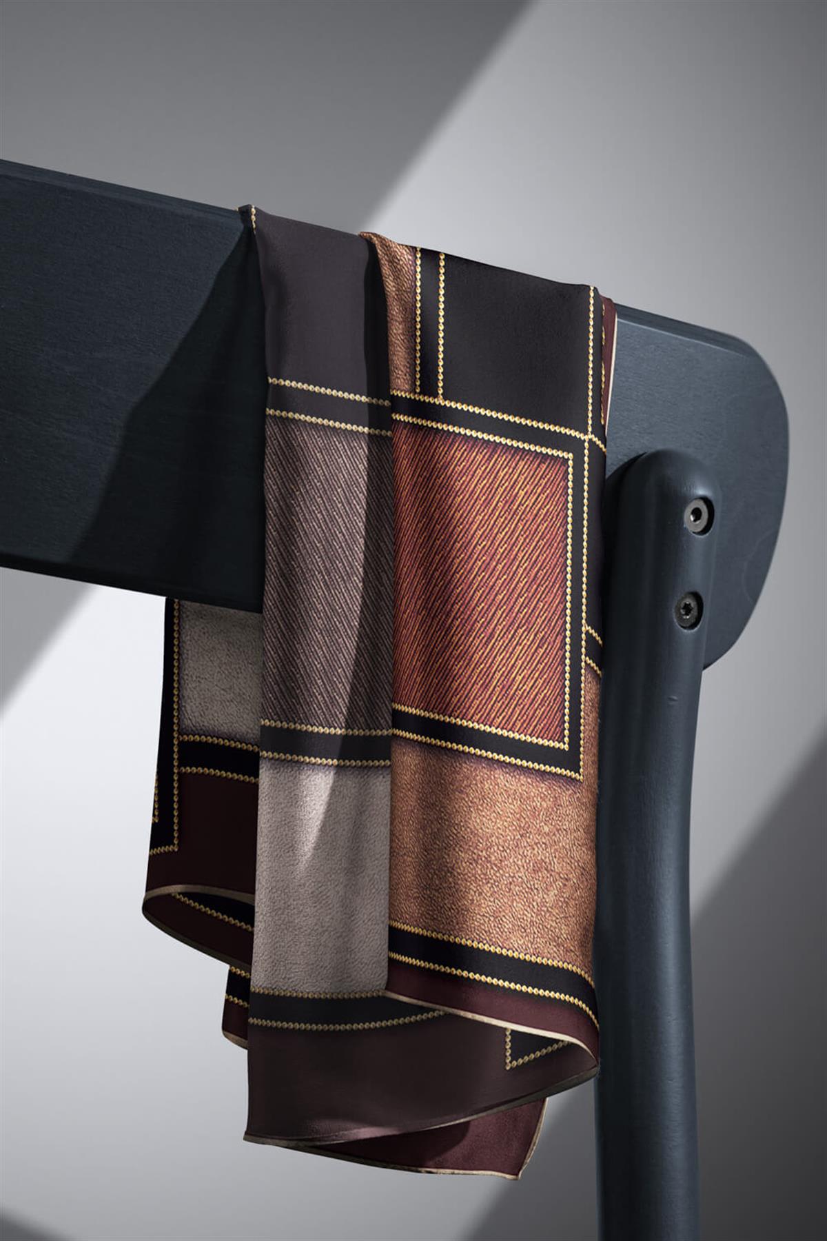 100% Twill İpek Gold Detaylı Kare Desenli Kahverengi - Bej Renkli 90x90 Dikim Şekli : El Dikişi