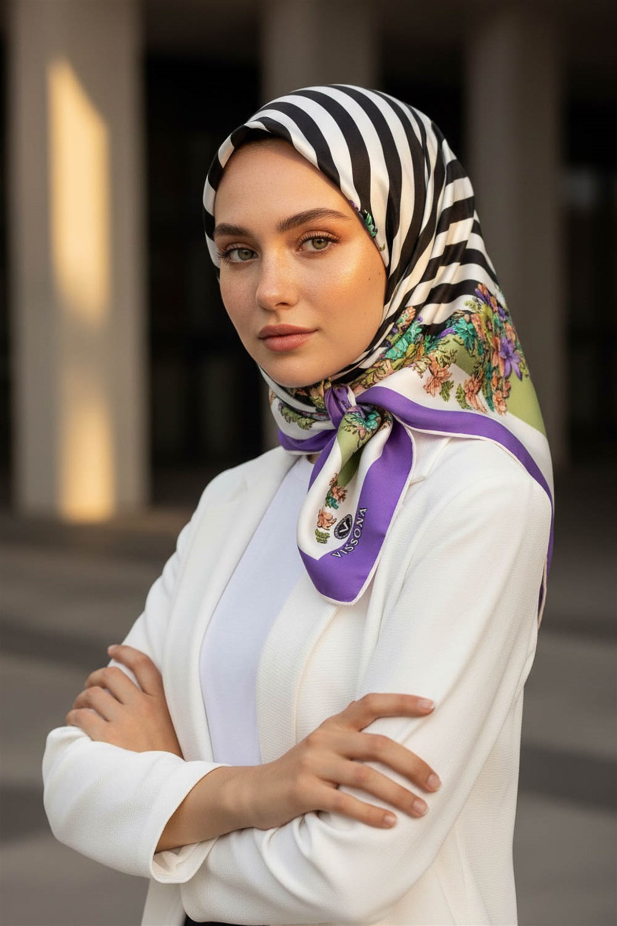 %100 Twill İpek Çıtır Çiçekli Ve Çizgi Desenli Mor - Haki Renkli 90x90 Eşarp Dikim Şekli : El Dikişi