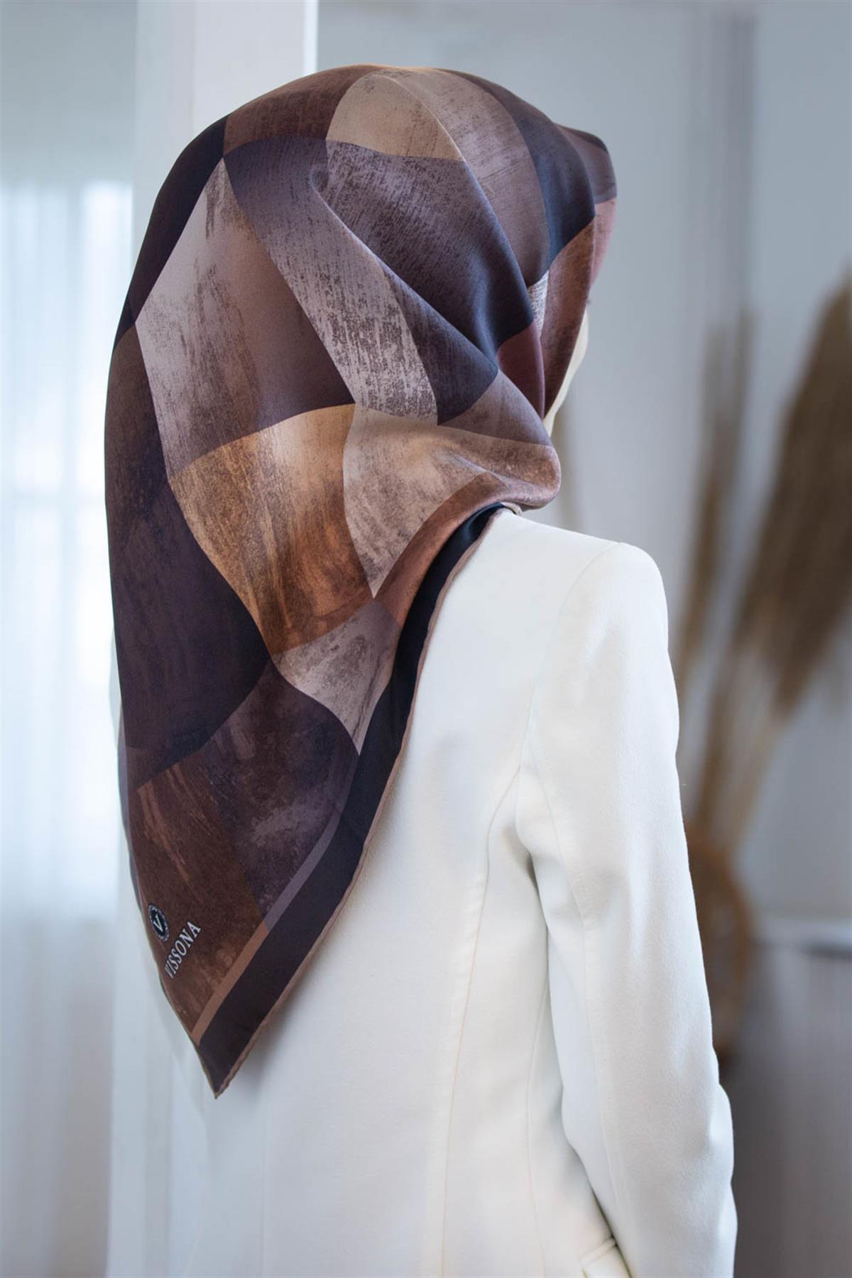 %100 Twill İpek Geometrik Desenli Soğan Kabuğu - Bej Renkli 90x90 Eşarp Dikim Şekli : El Dikişi