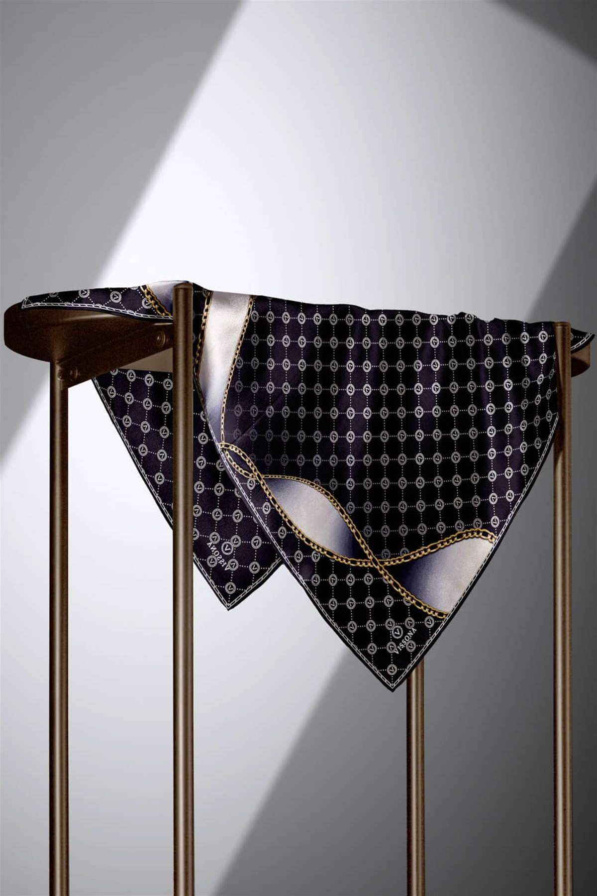 %100 Twill İpek Zincirli Ve Monogram Desenli Siyah - Krem Renkli 90x90 Eşarp Dikim Şekli : El Dikişi