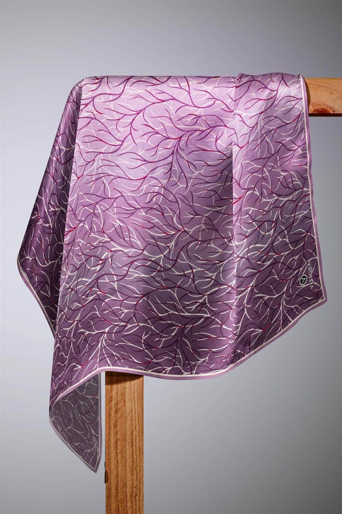 %100 Twill İpek Degrade Desenli Lila Renkli 90x90 Eşarp Dikim Şekli : El Dikişi