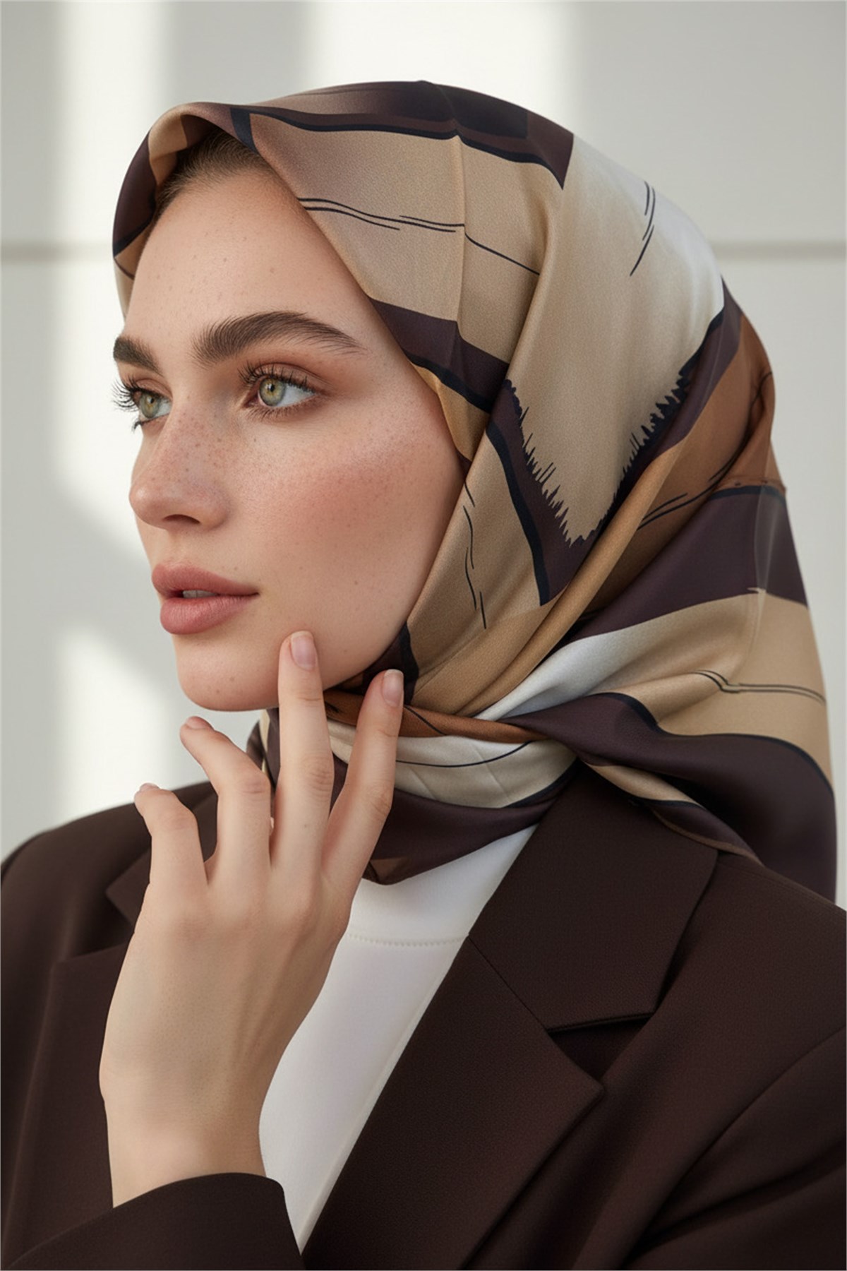%100 Twill İpek Geometrik Fırça İzi Desenli Kahverengi - Bej Renkli 90x90 Eşarp Dikim Şekli : El Dikişi