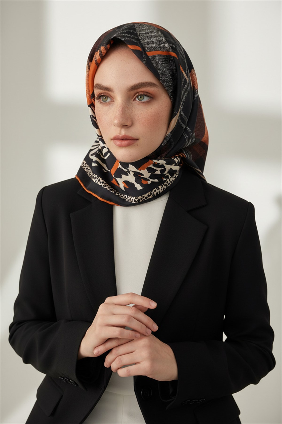 %100 Twill İpek Ekoseli Ve Leopar Desenli Siyah - Taba Renkli 90x90 Eşarp Dikim Şekli : El Dikişi