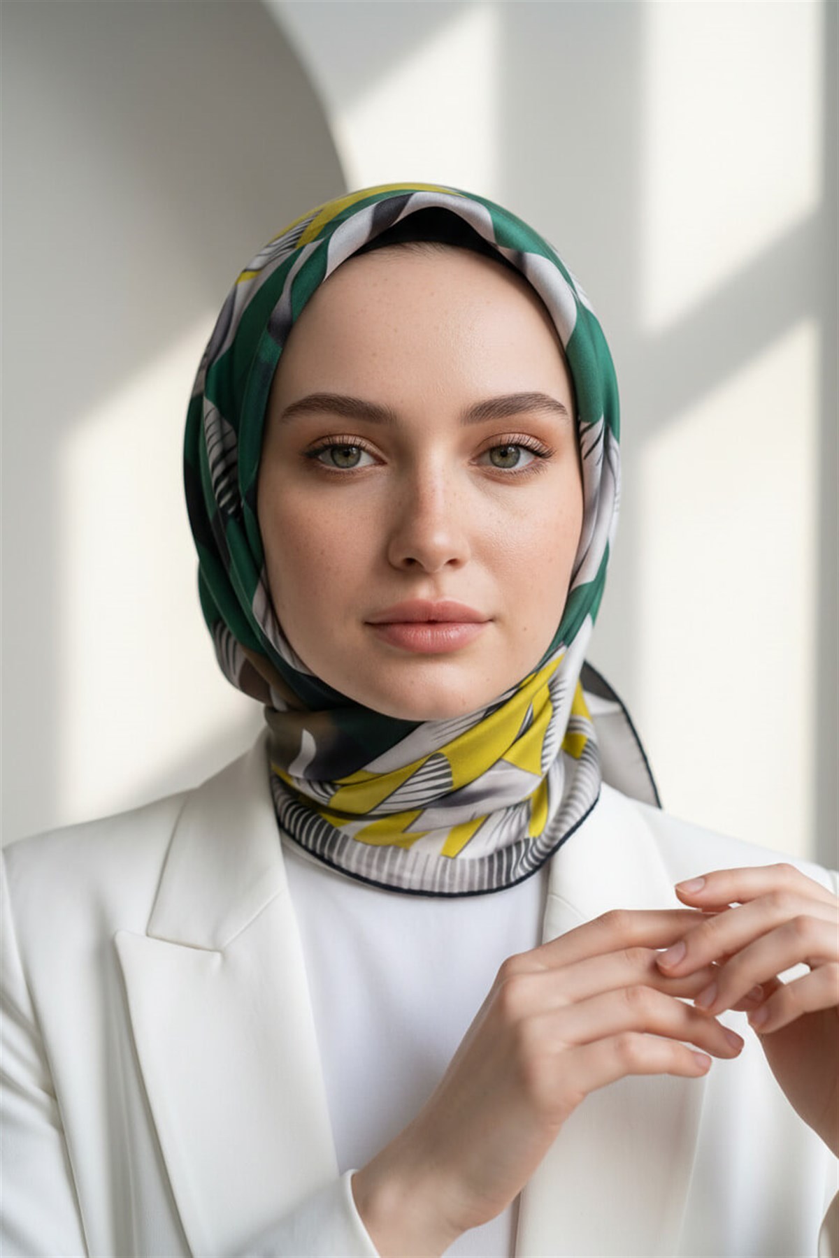 %100 Twill İpek Geometrik Desenli Sarı - Benetton Yeşili Renkli 90x90 Eşarp Dikim Şekli : El Dikişi