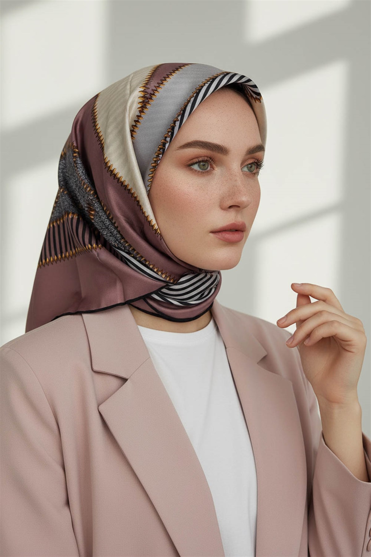 % 57 İPEK % 43 VİSKON Twill İpek Geometrik Desenli Sütlü Kahve - Krem Renkli 90x90 Eşarp Dikim Şekli : El Dikişi