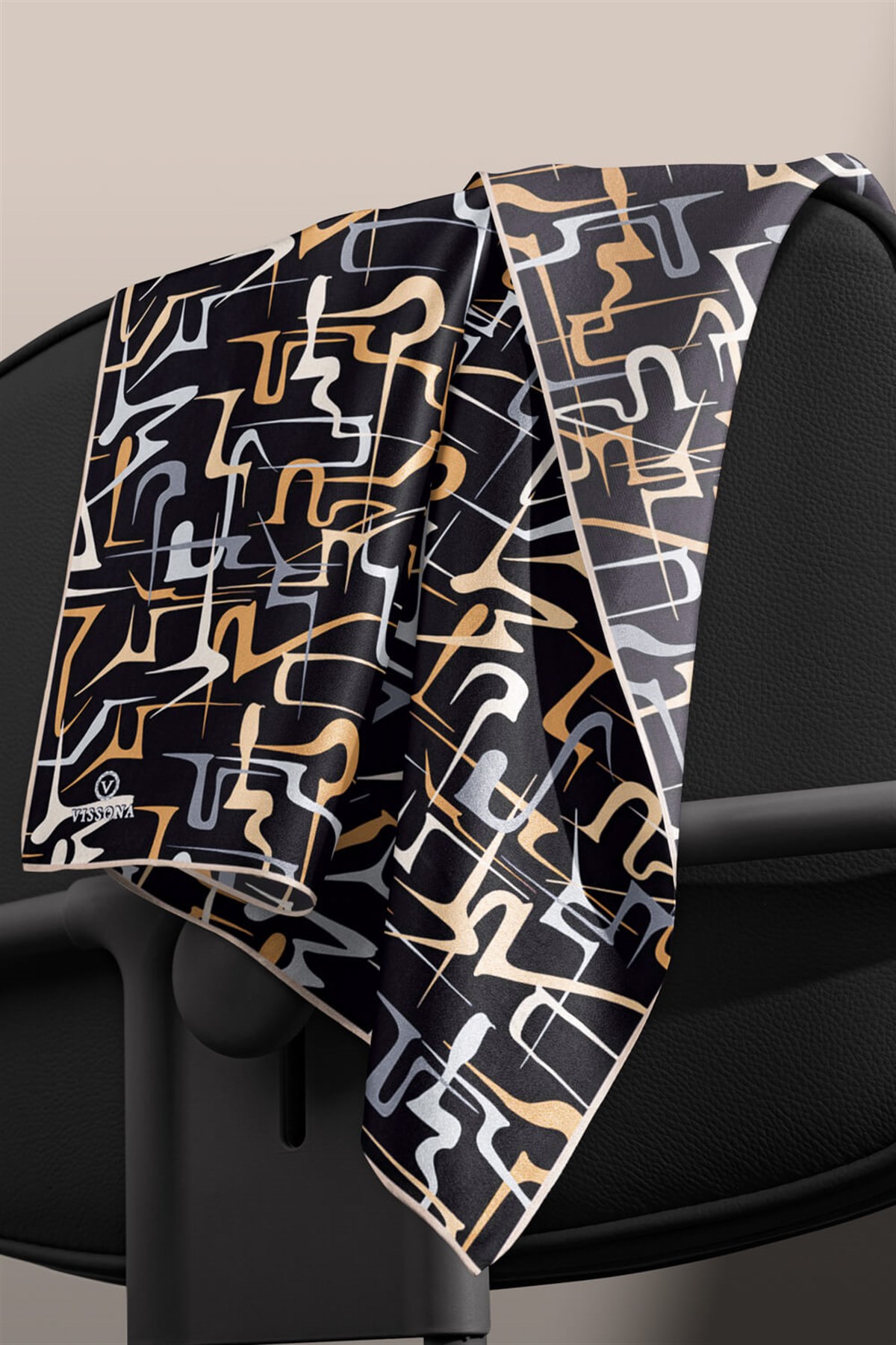 % 57 İPEK % 43 VİSKON Twill İpek Soyut Geometrik Desenli Gold - Gri Renkli 90x90 Eşarp Dikim Şekli : El Dikişi