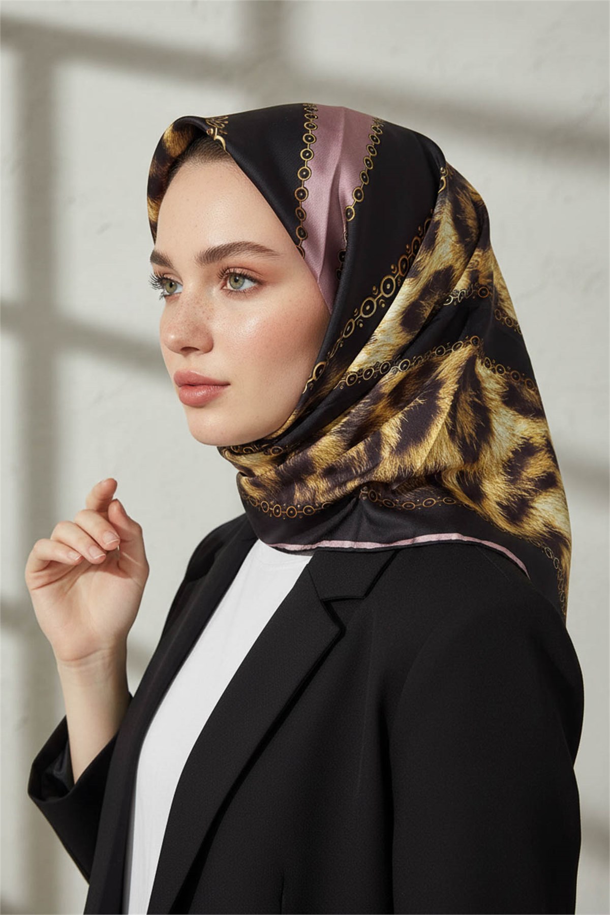 %100 Twill İpek Leopar Desenli Pudra - Siyah Renkli 90x90 Eşarp Dikim Şekli : El Dikişi