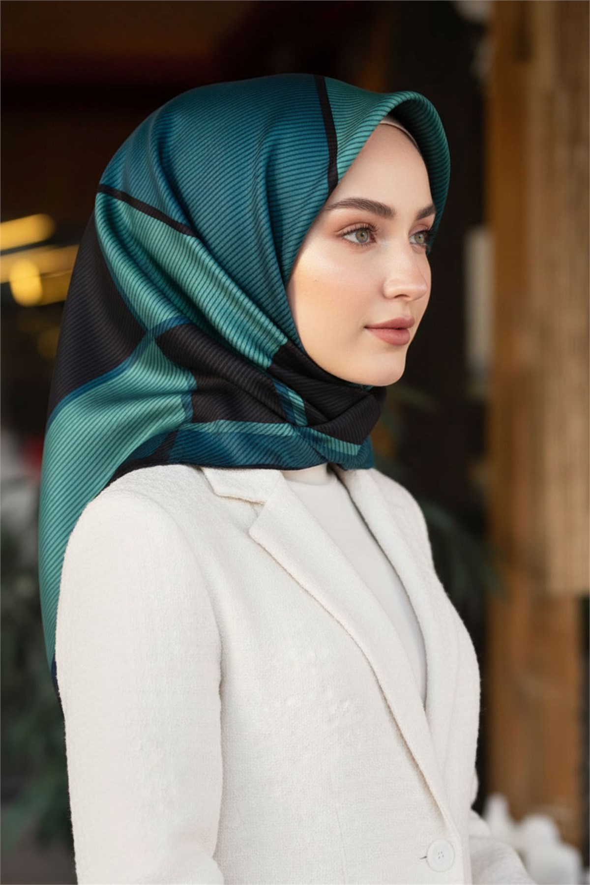 %100 Twill İpek Geometrik Desenli Lacivert Renkli 90x90 Eşarp Dikim Şekli : El Dikişi