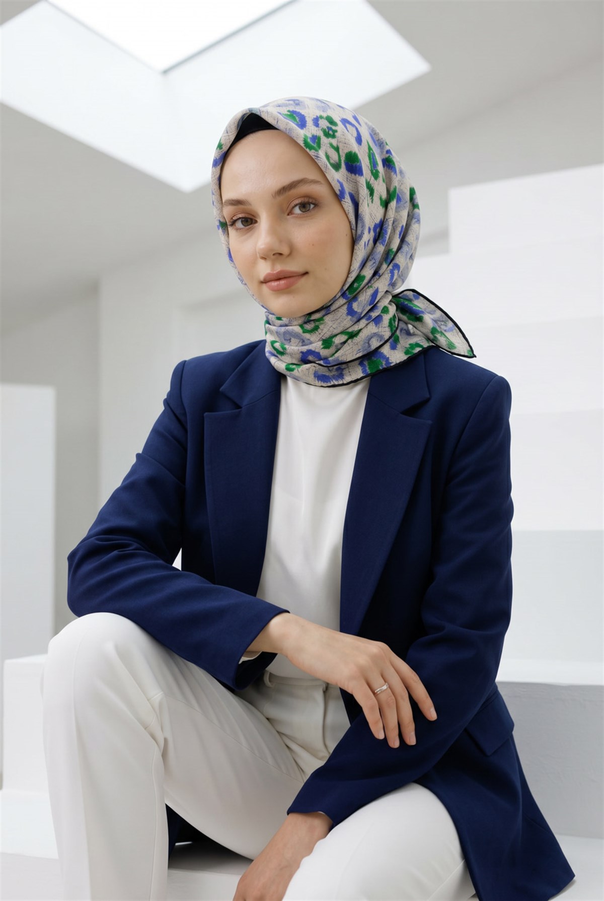 %100 Twill İpek Renkli Leopari Desenli Saks Mavisi - Zümrüt Yeşili Renkli 90x90 Eşarp Kenar Dikiş Şekli El Dikişli