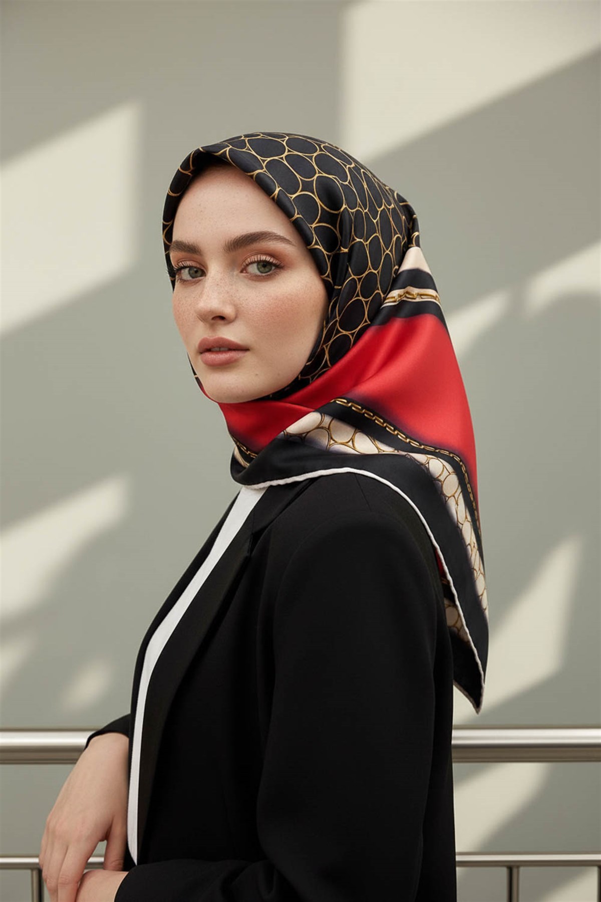 %100 Twill İpek Gold Halka Desenli Kırmızı - Siyah Renkli 90x90 Eşarp Dikim Şekli : El Dikişi