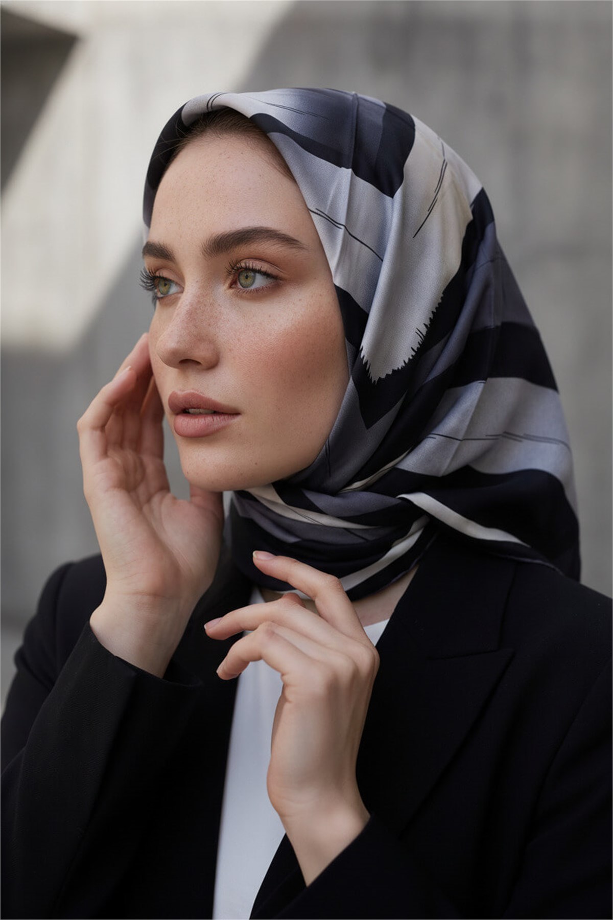 %100 Twill İpek Geometrik Fırça İzi Desenli Siyah - Gri Renkli 90x90 Eşarp Dikim Şekli : El Dikişi