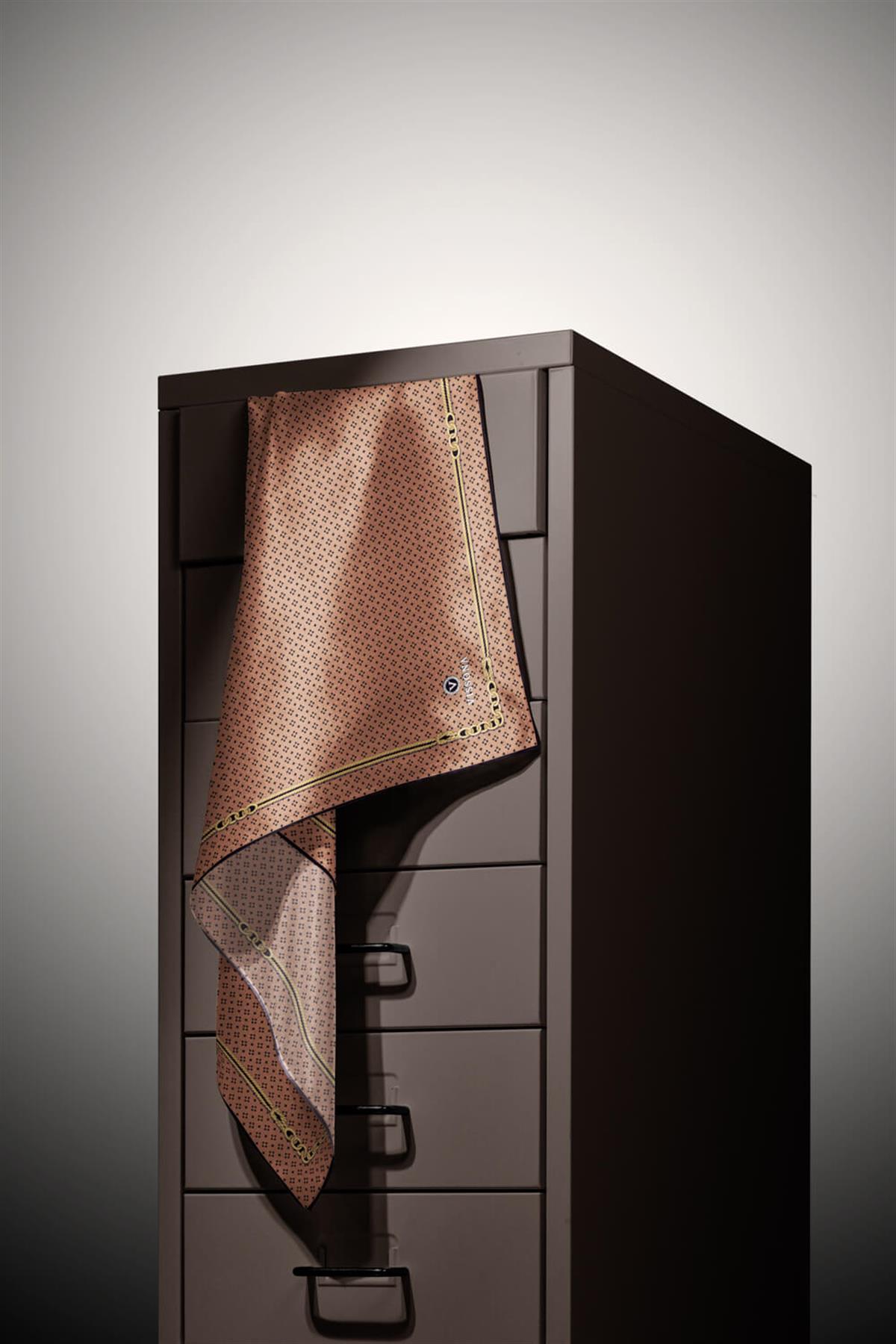 %100 Twill İpek Zincir Desenli Bakır - Siyah Renkli 90x90 Eşarp Dikim Şekli : El Dikişi