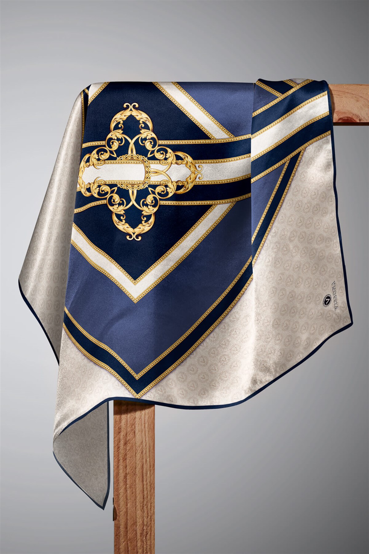 %100 Twill İpek Monogram ve Barok Desenli Lacivert - İndigo Renkli 90x90 Eşarp Dikim Şekli : El Dikişi