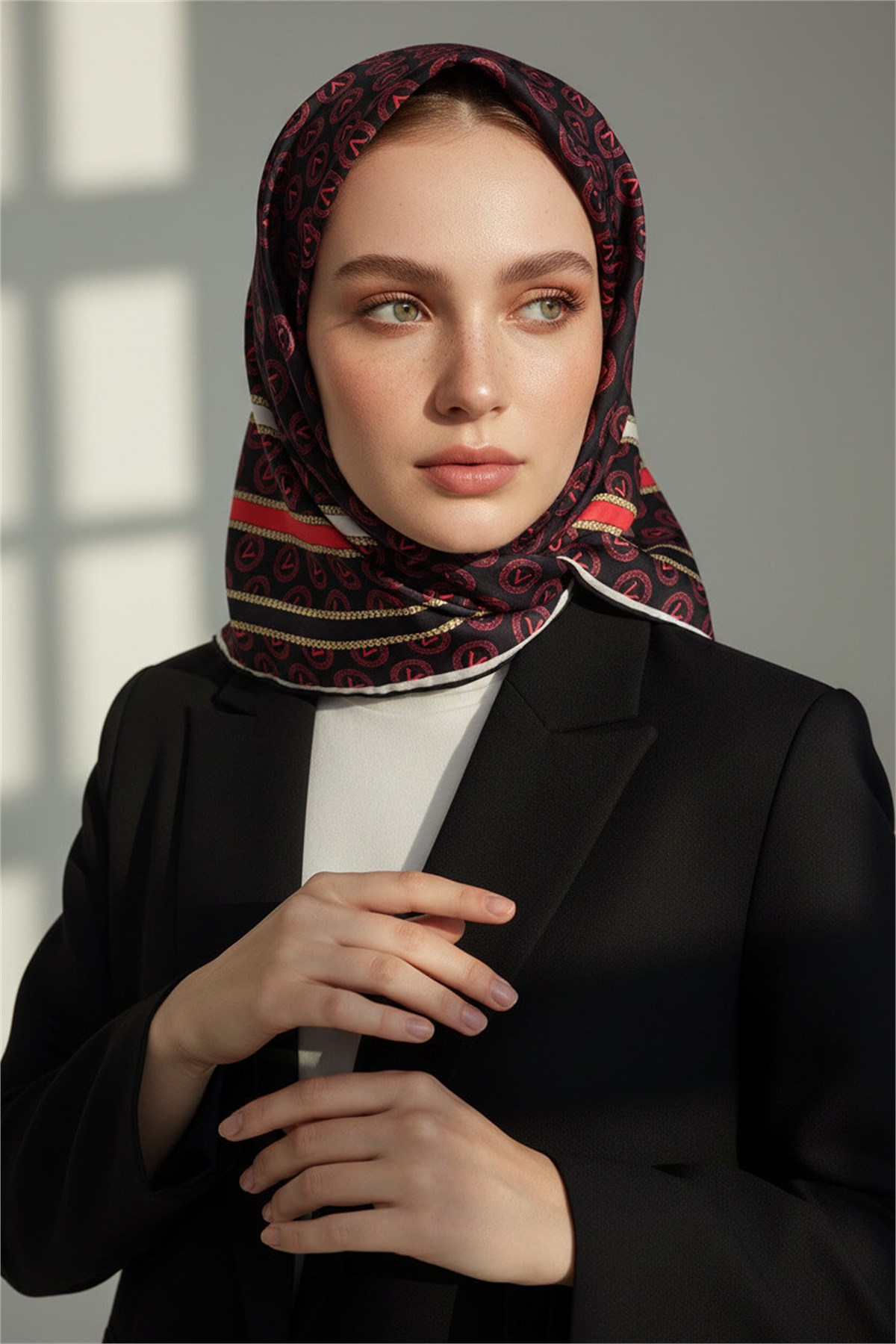 %100 Twill İpek Monogram Desenli Siyah - Bordo Renkli 90x90 Eşarp Dikim Şekli : El Dikişi