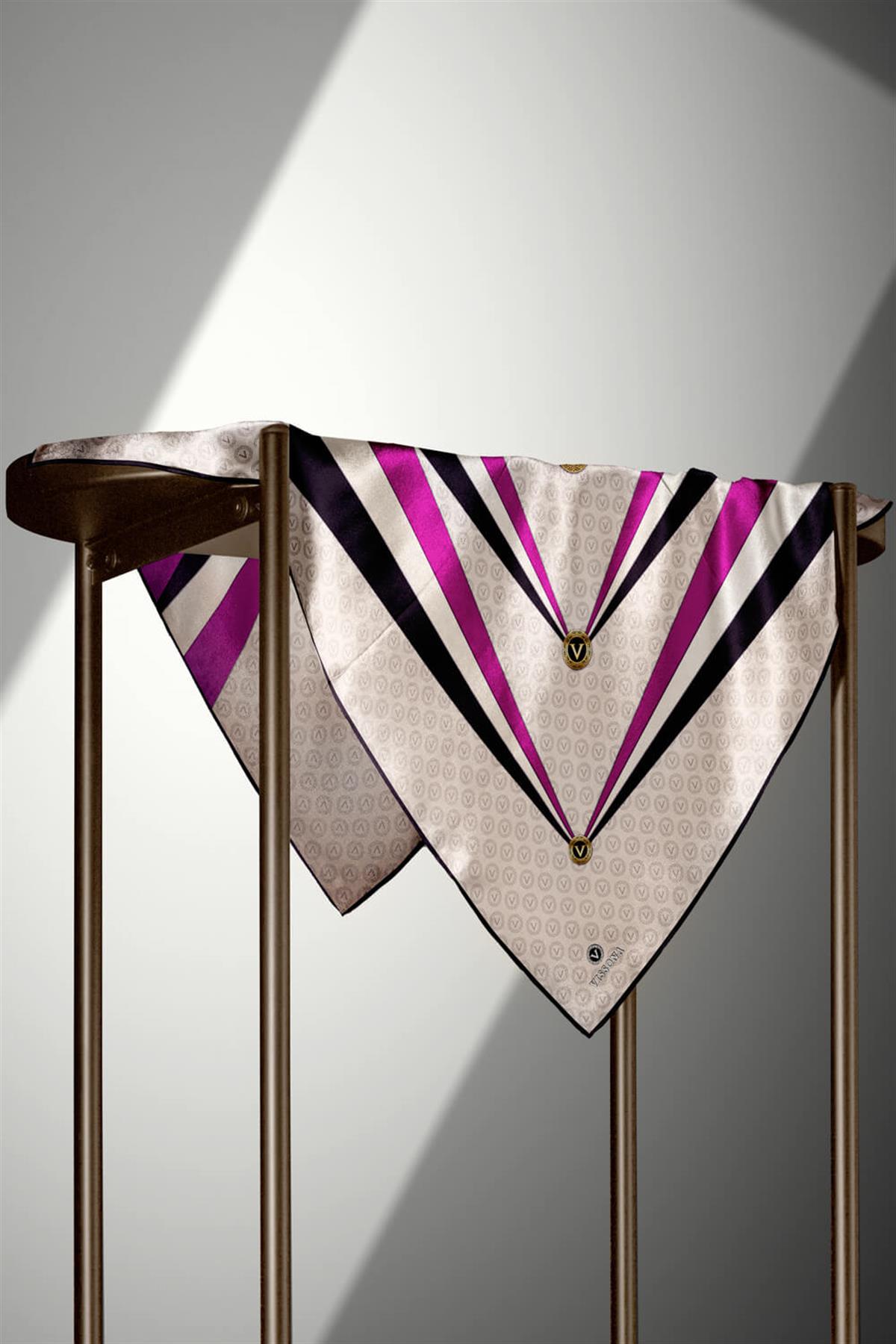 %100 Twill İpek Monogram Ve Geometrik Desenli Krem - Mürdüm Renkli 90x90 Eşarp Dikim Şekli : El Dikişi