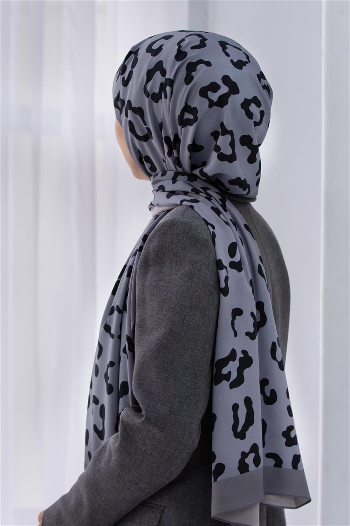 LÜKS MEDİNE İPEĞİ LEOPAR DESENLİ GÜMÜŞ RENKLİ 75X195 KIRIŞMAZ ŞAL MOSS KREP DİKİŞ TİPİ İTALYAN DİKİŞLİ