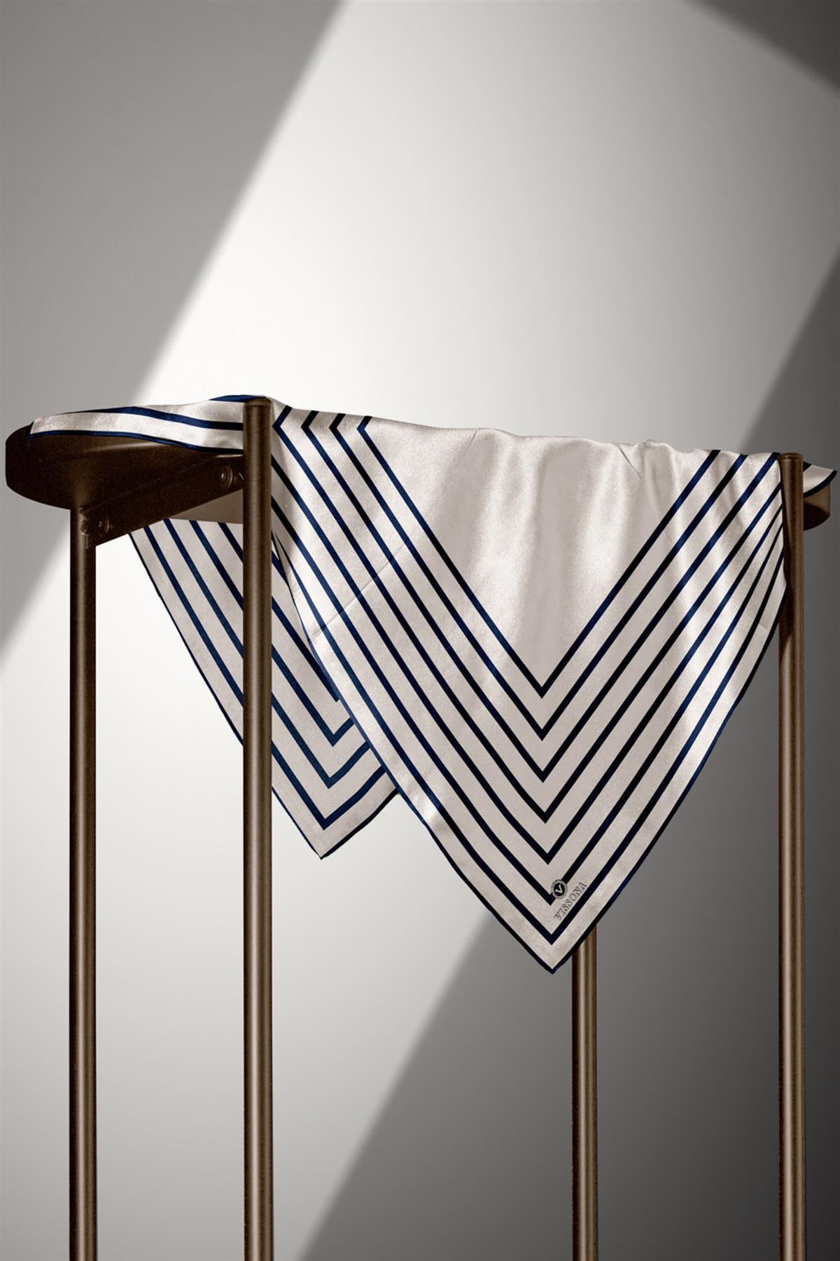 %100 Twill İpek Çizgili Desenli Krem -  Lacivert Renkli 90x90 Eşarp Dikim Şekli : El Dikişi