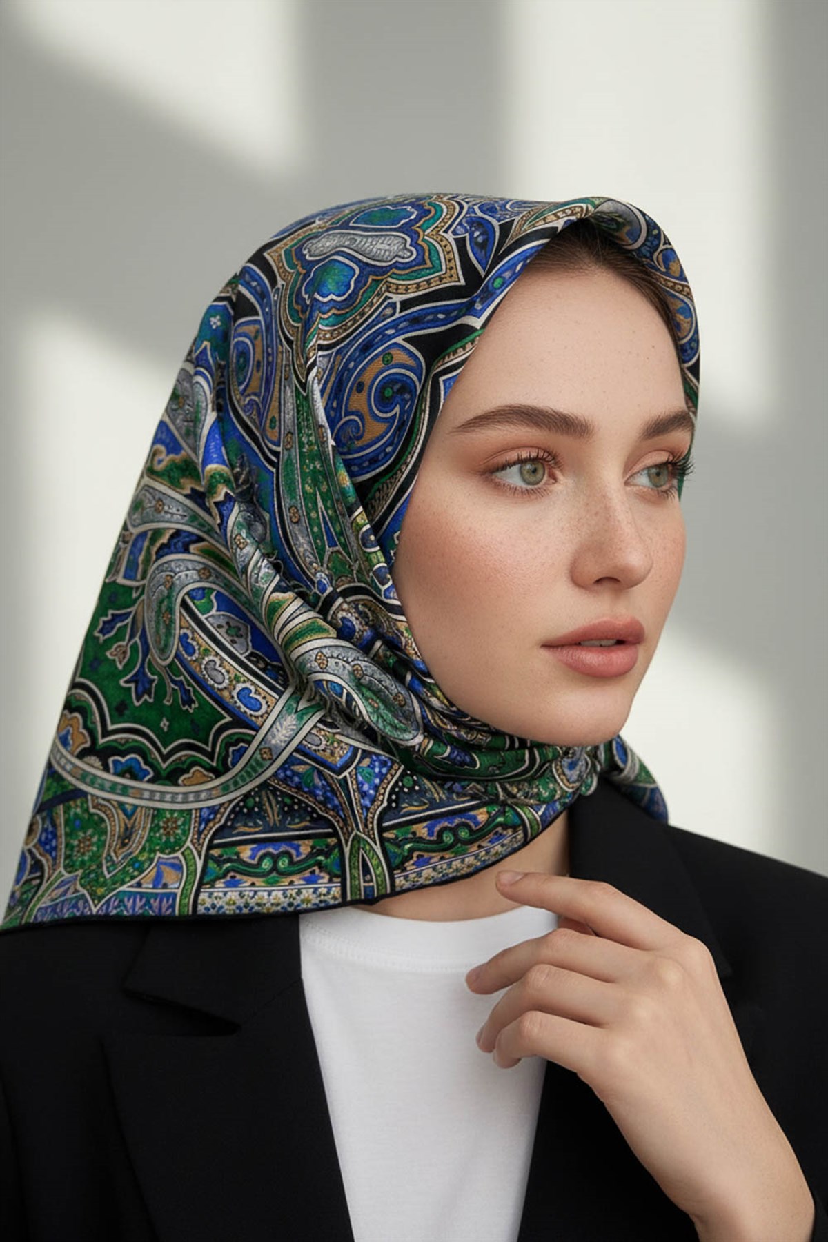 100% Twill İpek Etnik Desenli Saks - Zümrüt Yeşili Renkli 90x90 Dikim Şekli : El Dikişi Eşarp