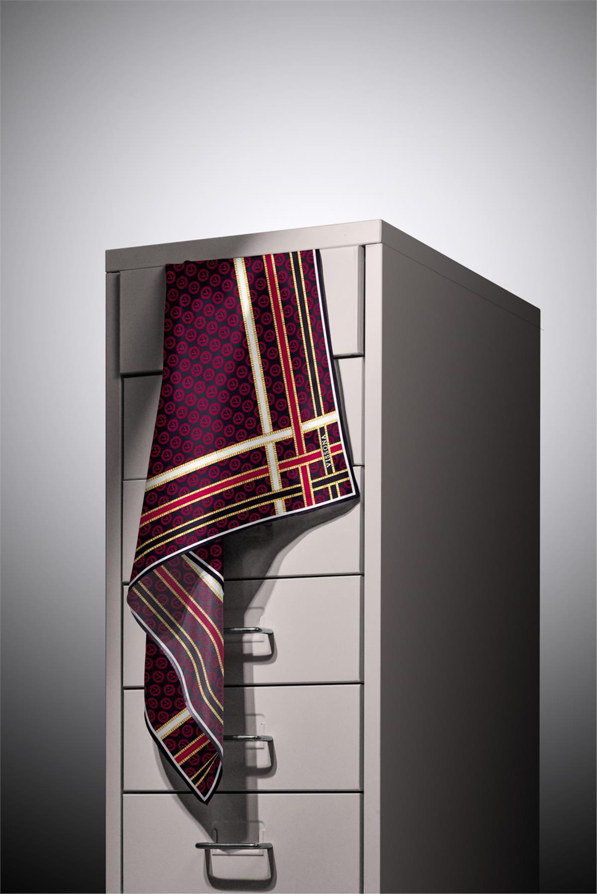 %100 Twill İpek Monogram Desenli Siyah - Bordo Renkli 90x90 Eşarp Dikim Şekli : El Dikişi