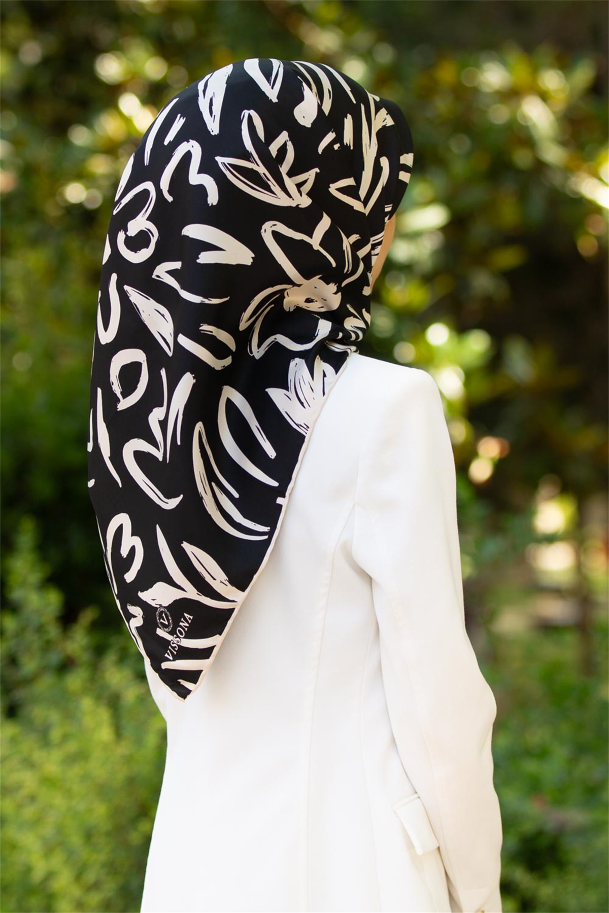 % 57 İPEK % 43 VİSKON Twill İpek Büyük Çiçek Desenli Siyah - Krem Renkli 90x90 Eşarp Dikim Şekli : El Dikişi