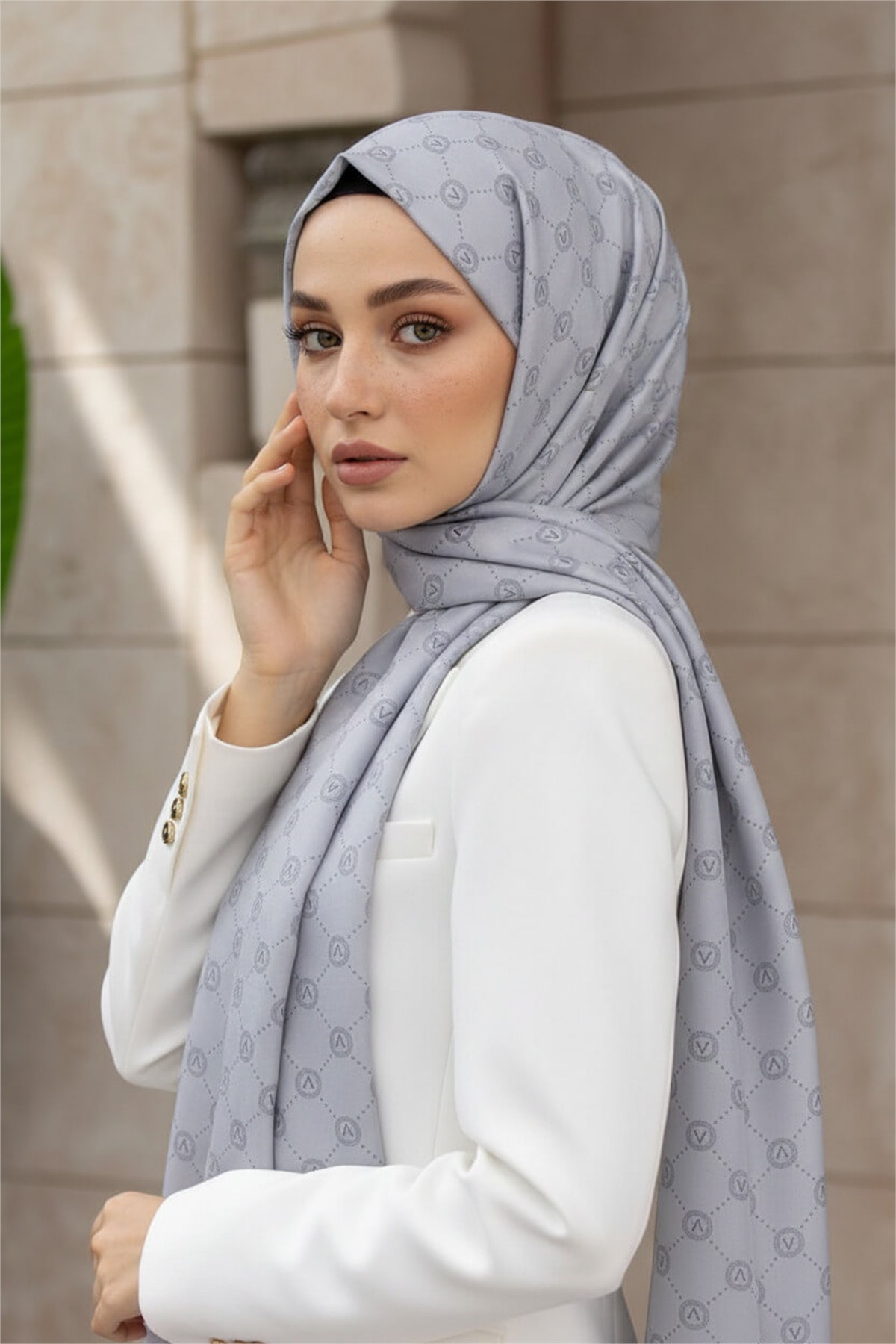 %100 Saf İpek Şal İnce Saten Vual Dokuma V Logo Desenli Gri Renkli 90x210 Şal