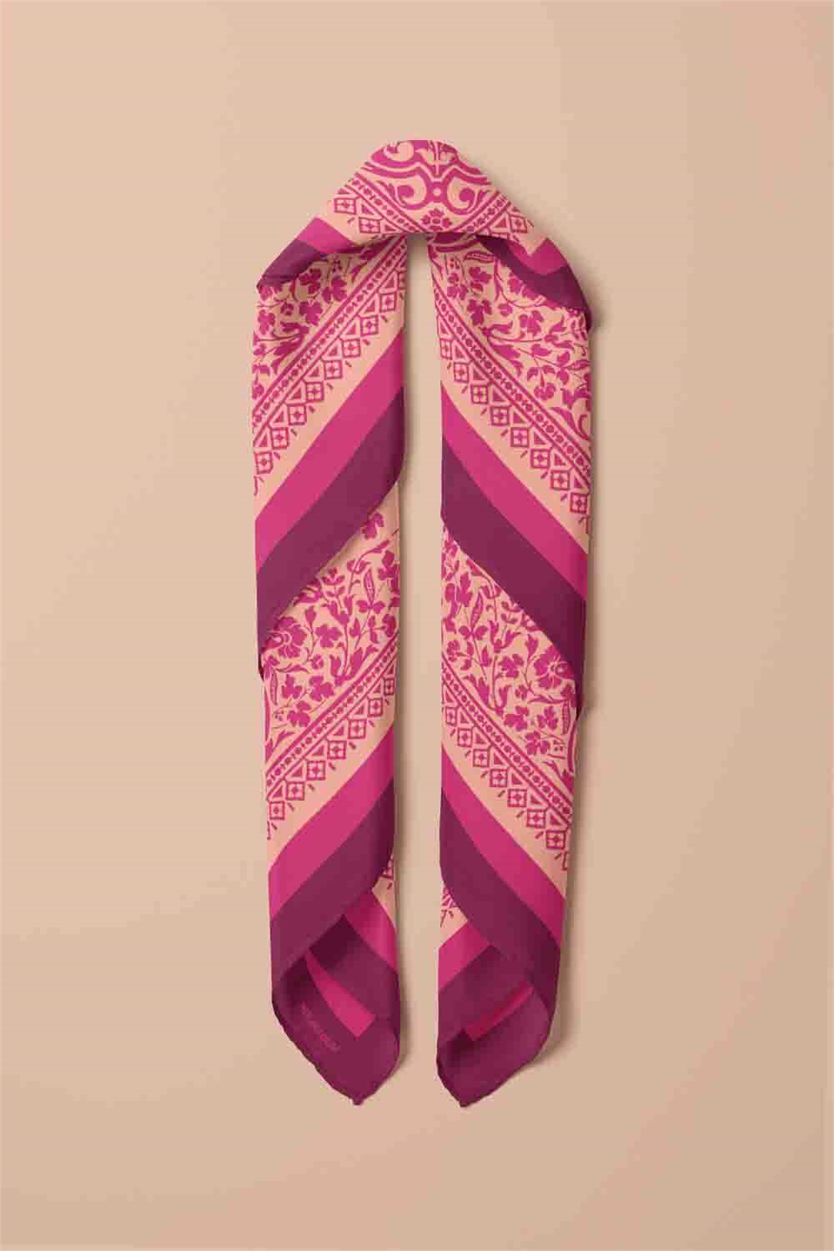 E110 Kadın Vintage Desenli Bandana 50x50 Pembe DG0206-22 Snz