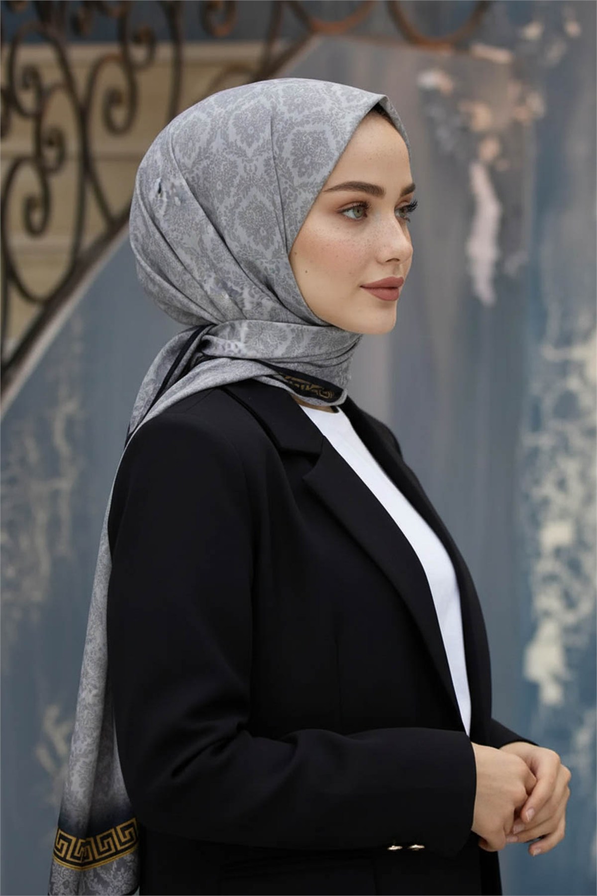 KREP GOLD DETAYLI BAROK DESENLİ GÜMÜŞ RENKLİ 75X195 KIRIŞMAZ ŞAL