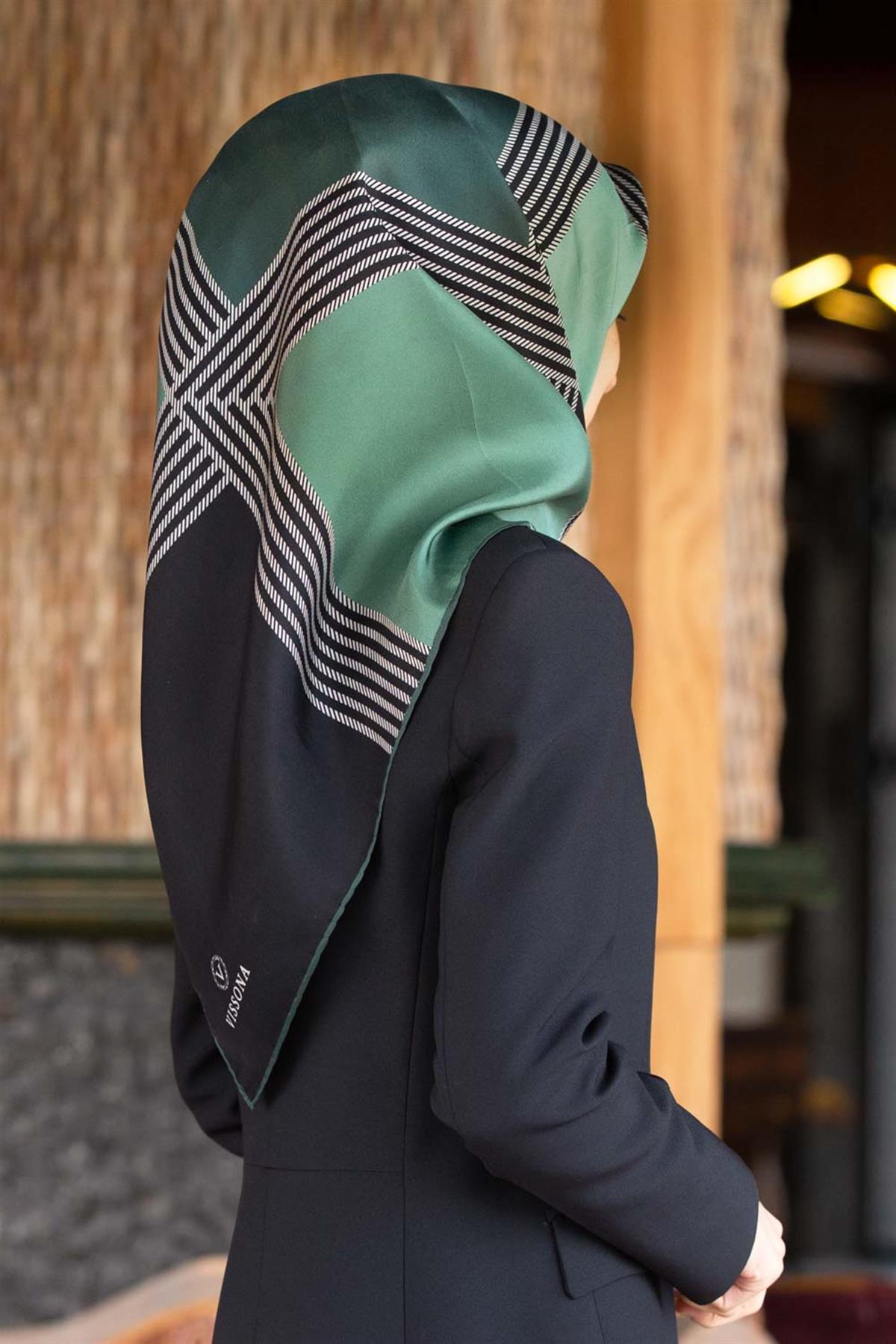 %100 Twill İpek Geometrik Desenli Petrol Yeşili Renkli 90x90 Eşarp Dikim Şekli : El Dikişi