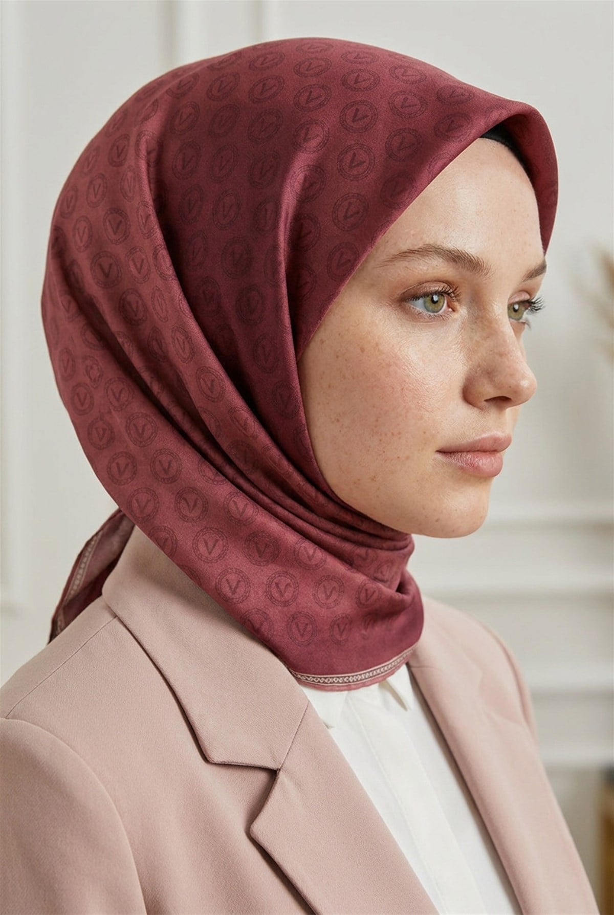 % 57 İPEK % 43 VİSKON Twill İpek Monogram Desenli Gül Kurusu - Gold Renkli 90x90 Eşarp Dikim Şekli : El Dikişi